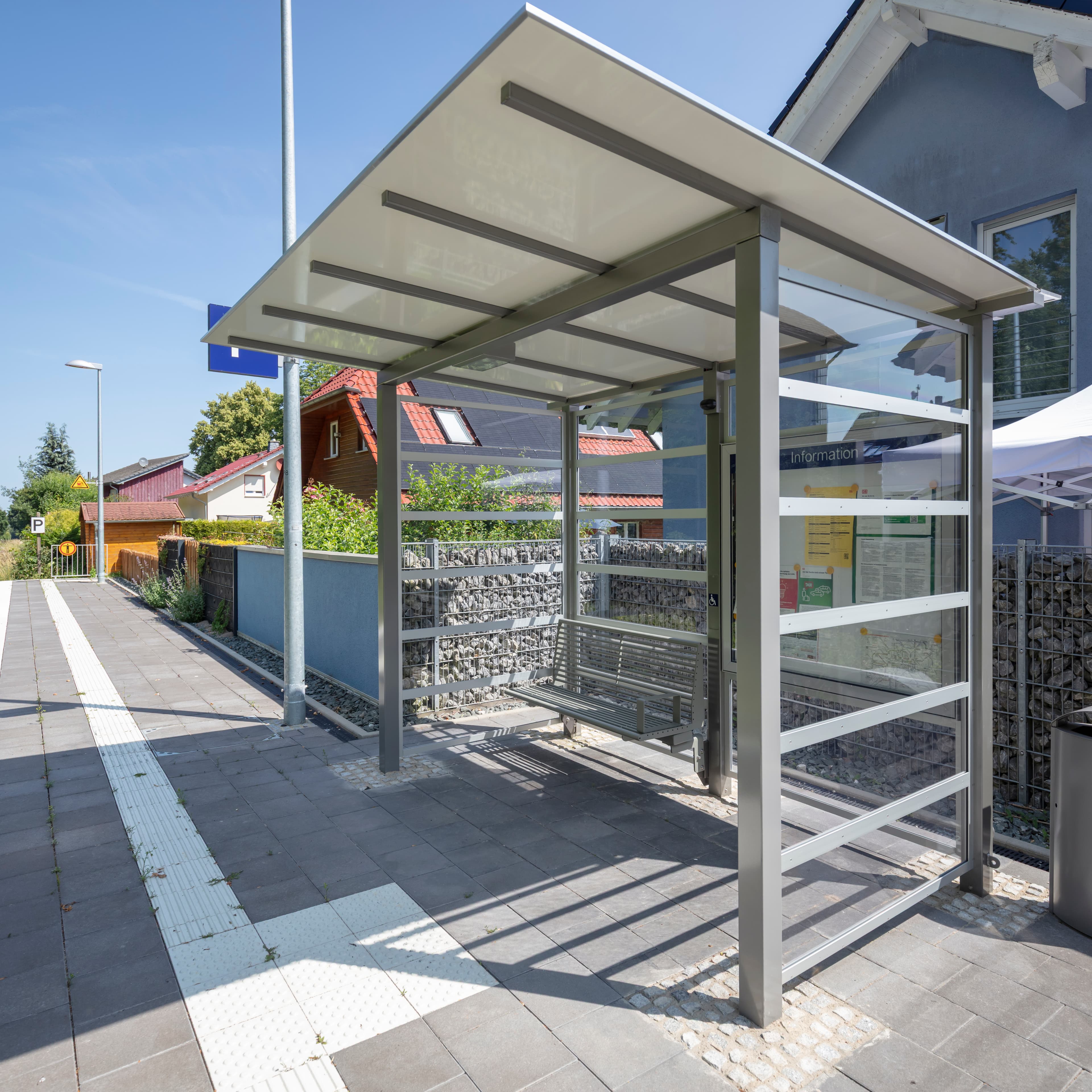Wetterschutz am Bahnsteig mit neuer Sitzmöglichkeit.