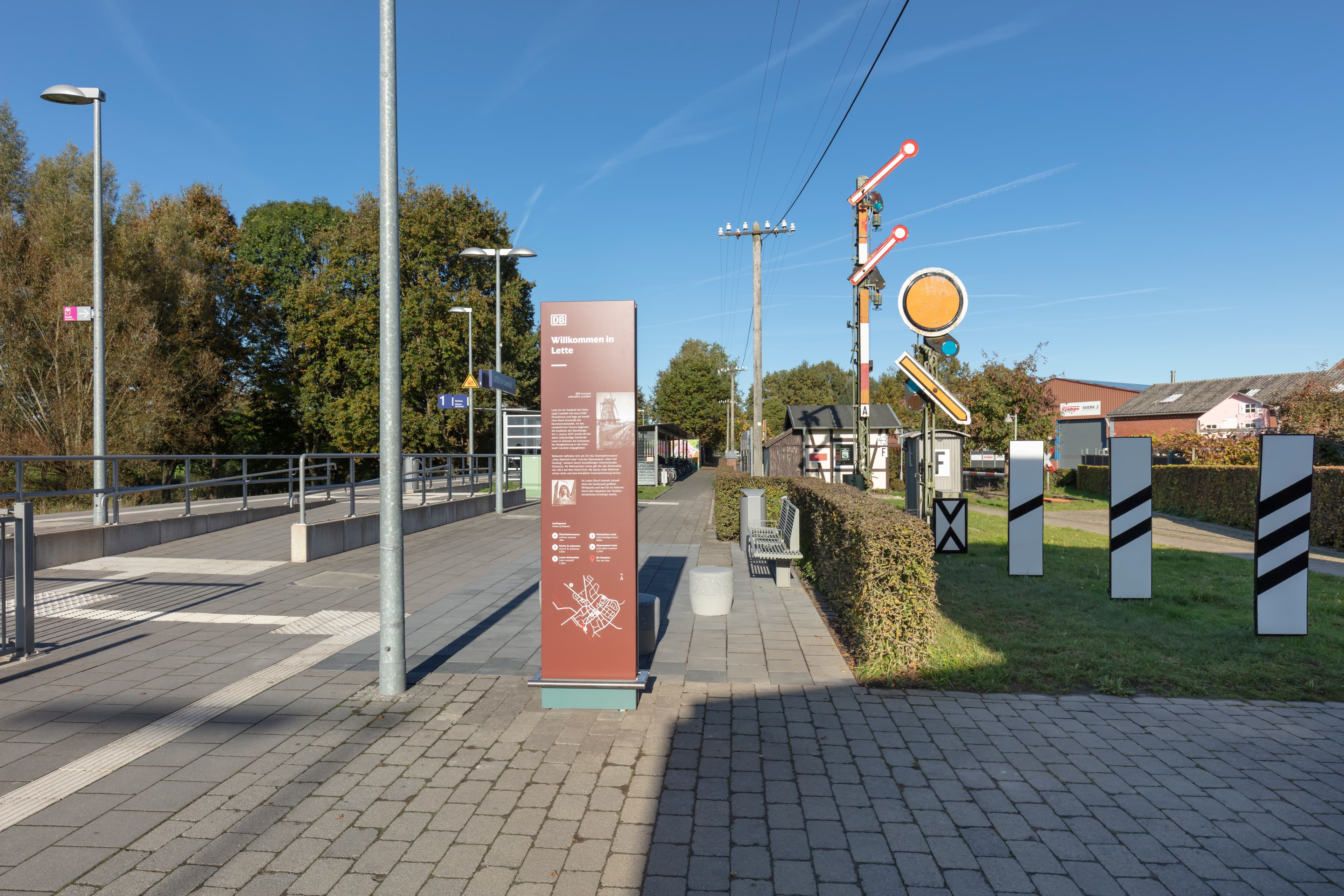Blick auf die neue Stele zur Historie des Ortsteil.