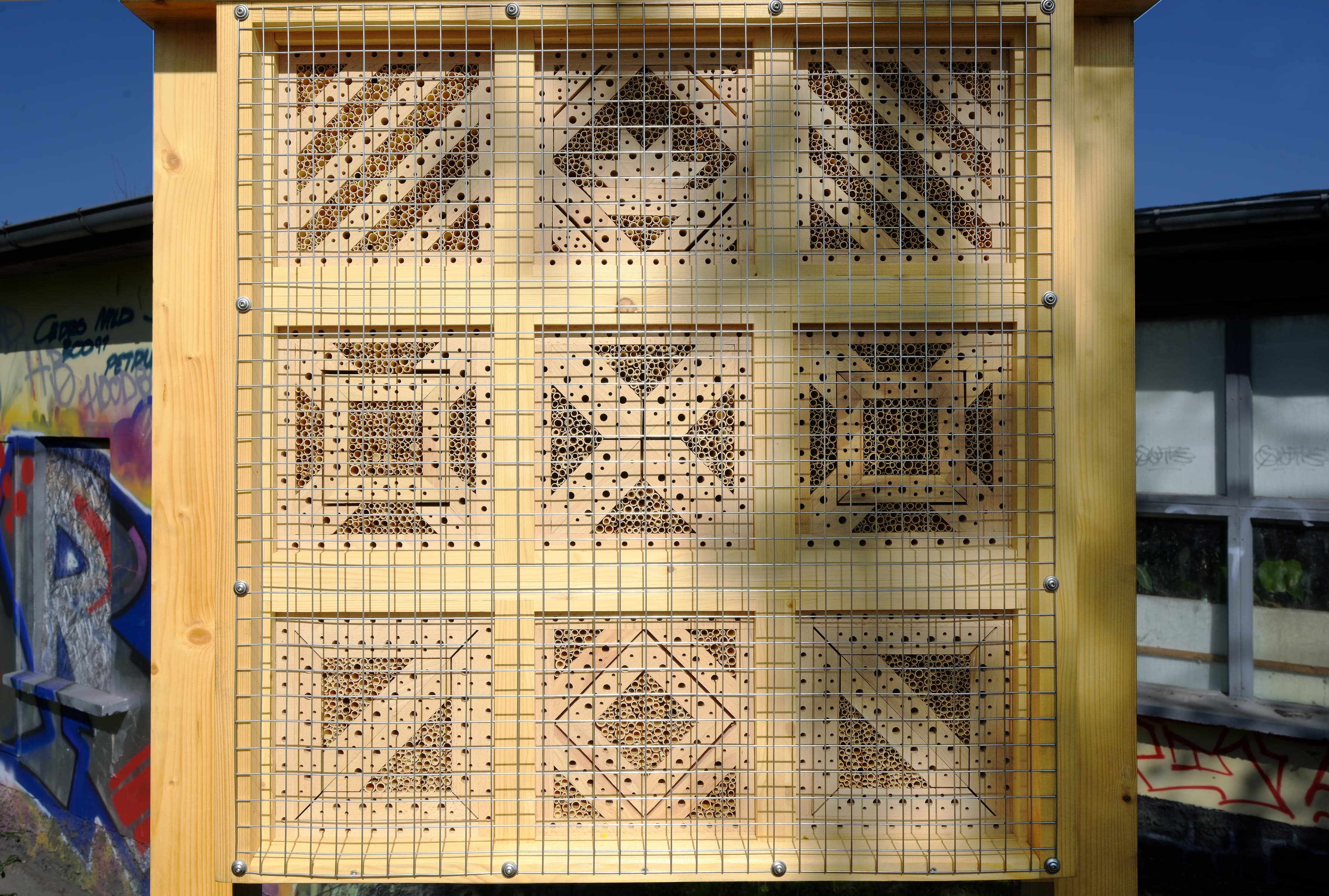 Eine Insekten-Nisthilfe aus Holz.