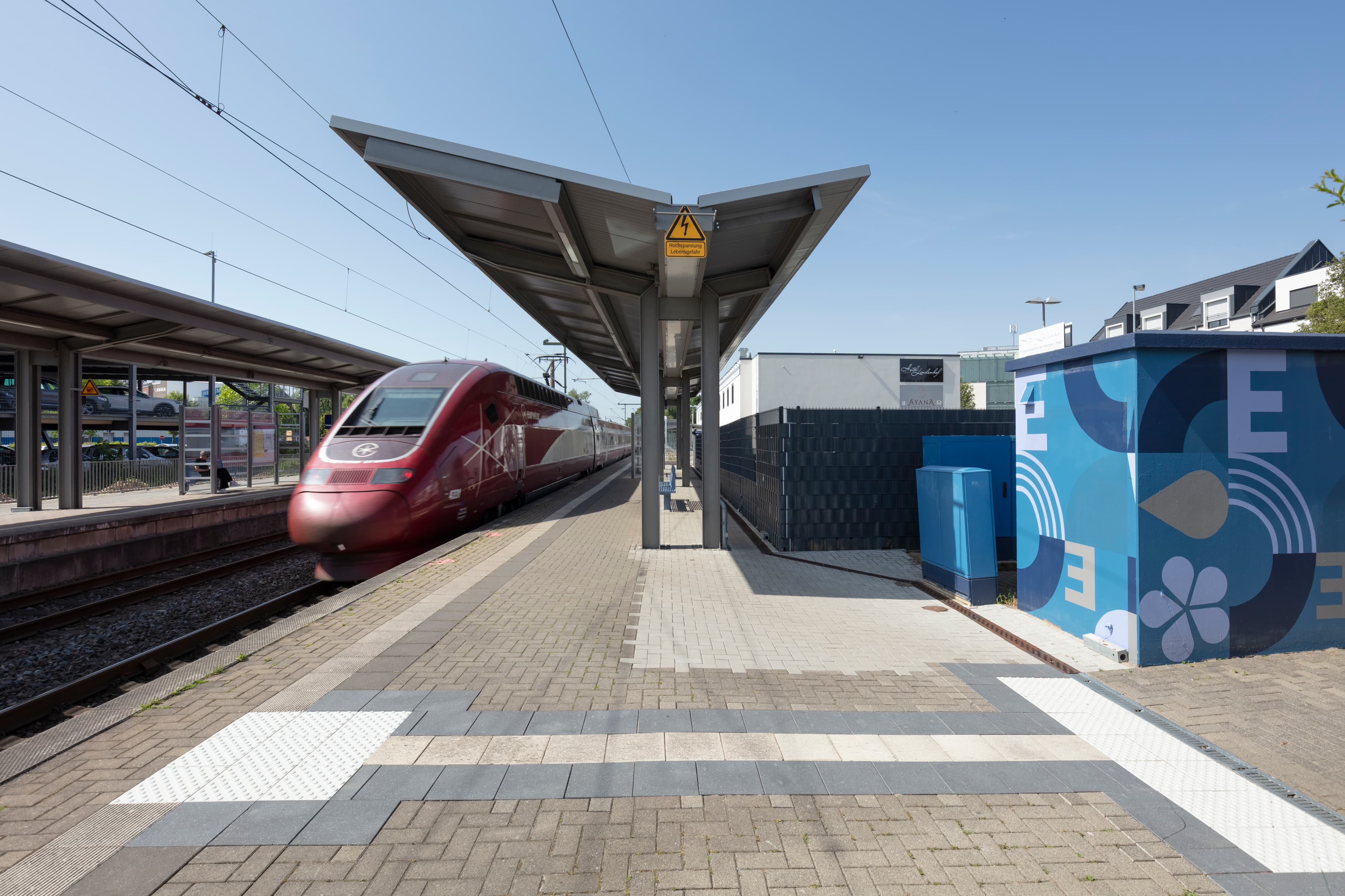 Neu gestaltete Technikräume am Bahnsteig.