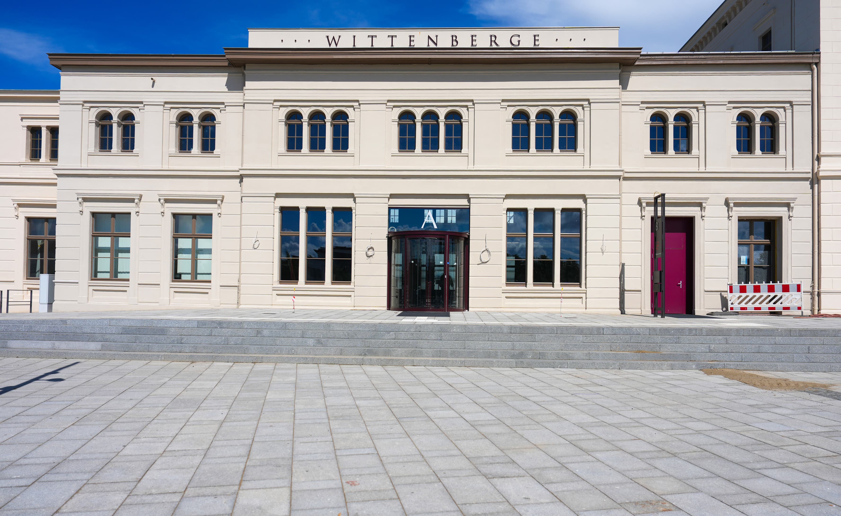 Das historische Bahnhofsgebäude von außen.