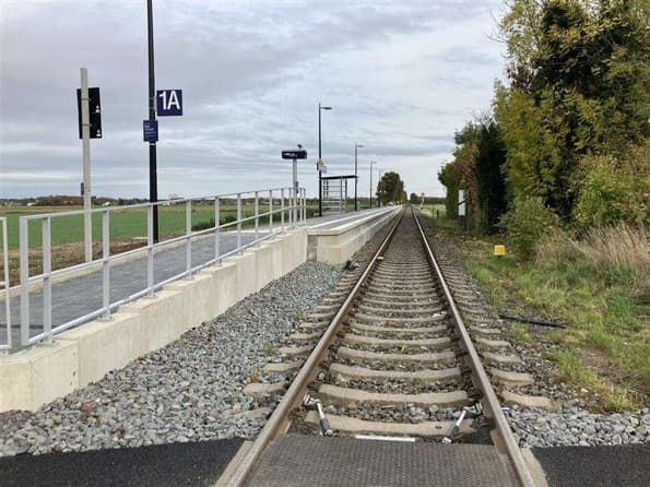 Ein Geländer an der Rampe zum neuen Bahnsteig.