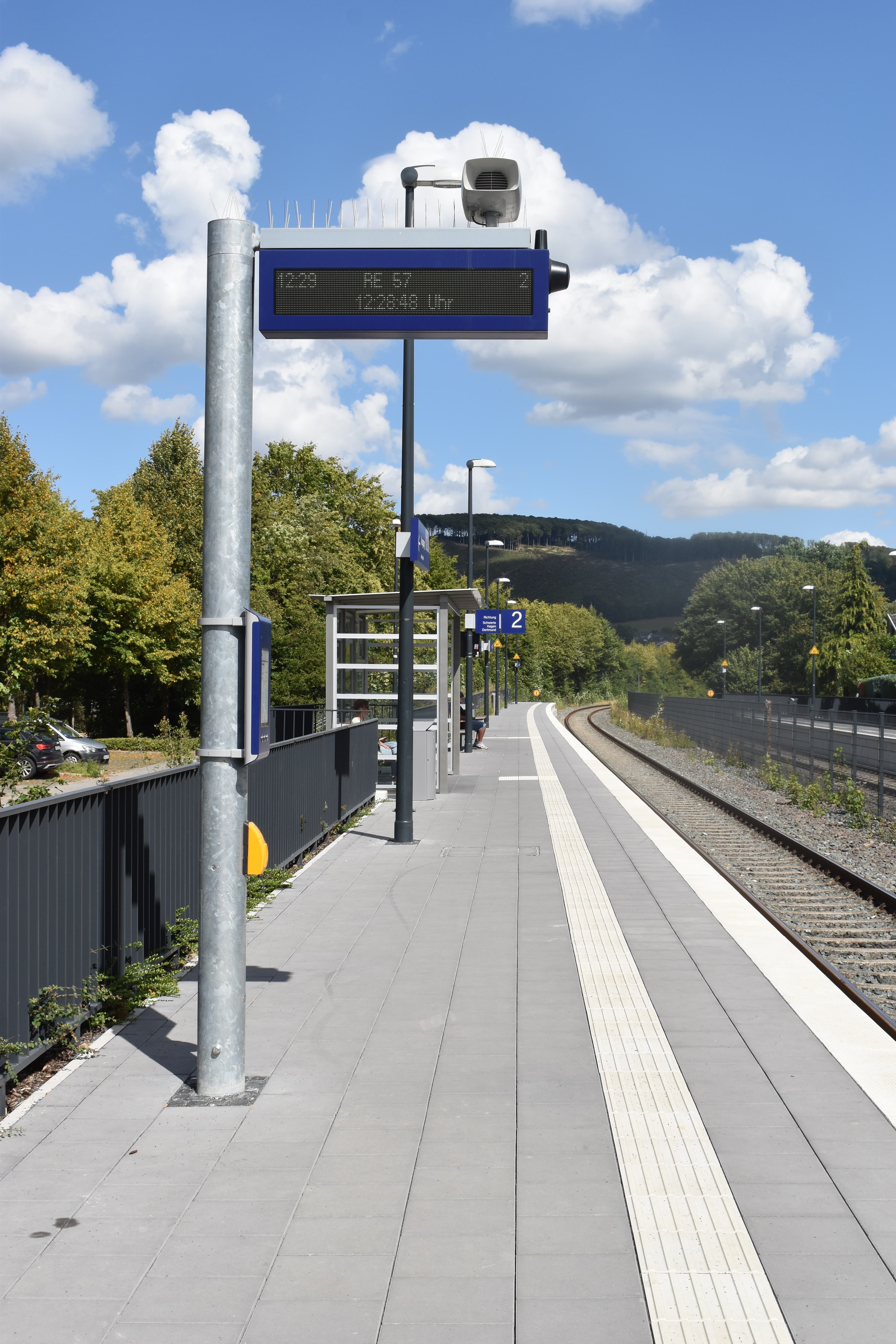 Neuer Digitaler Schriftanzeiger am Bahnsteig