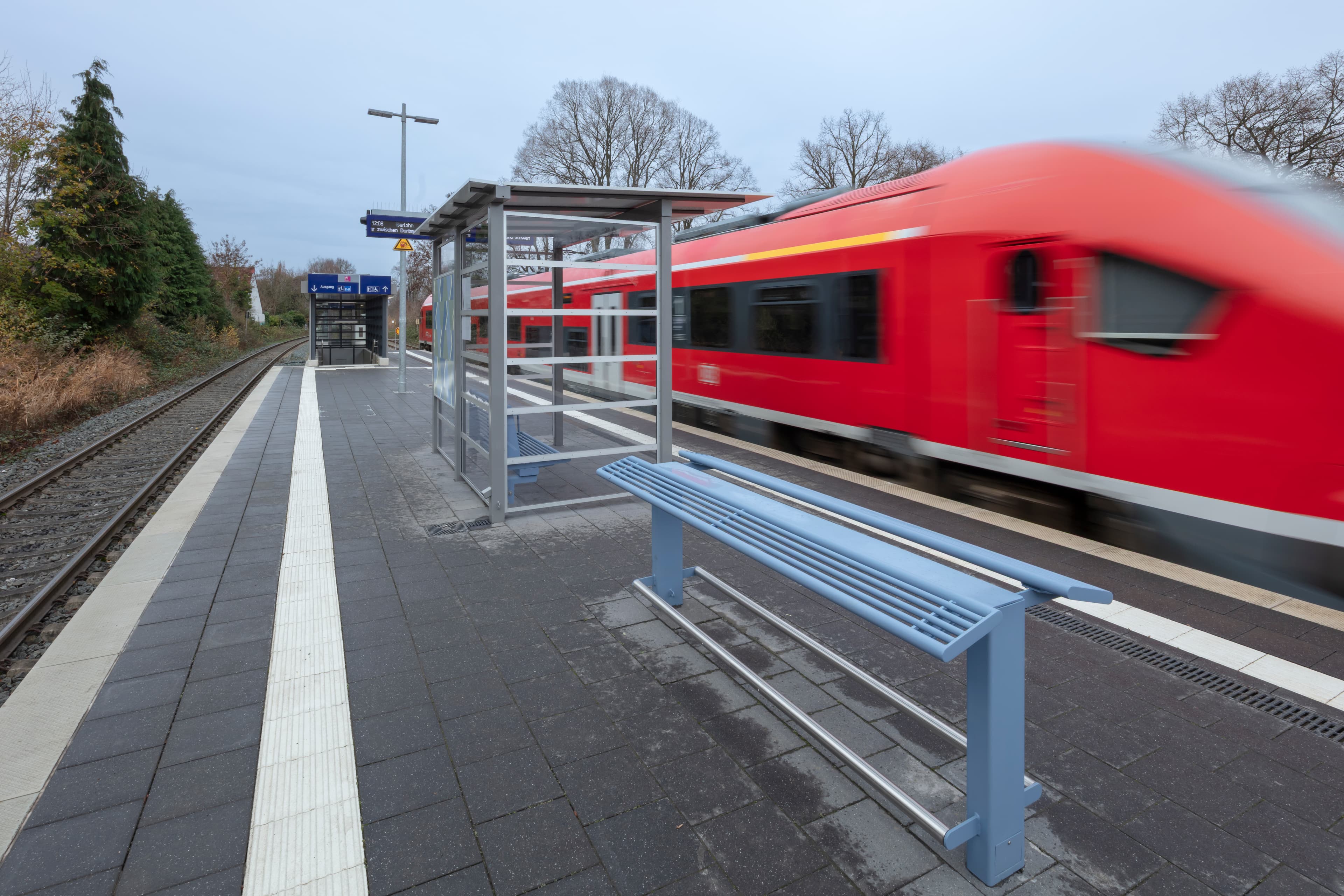 Die neuen Anlehnmöglichkeiten auf dem Bahnsteig.