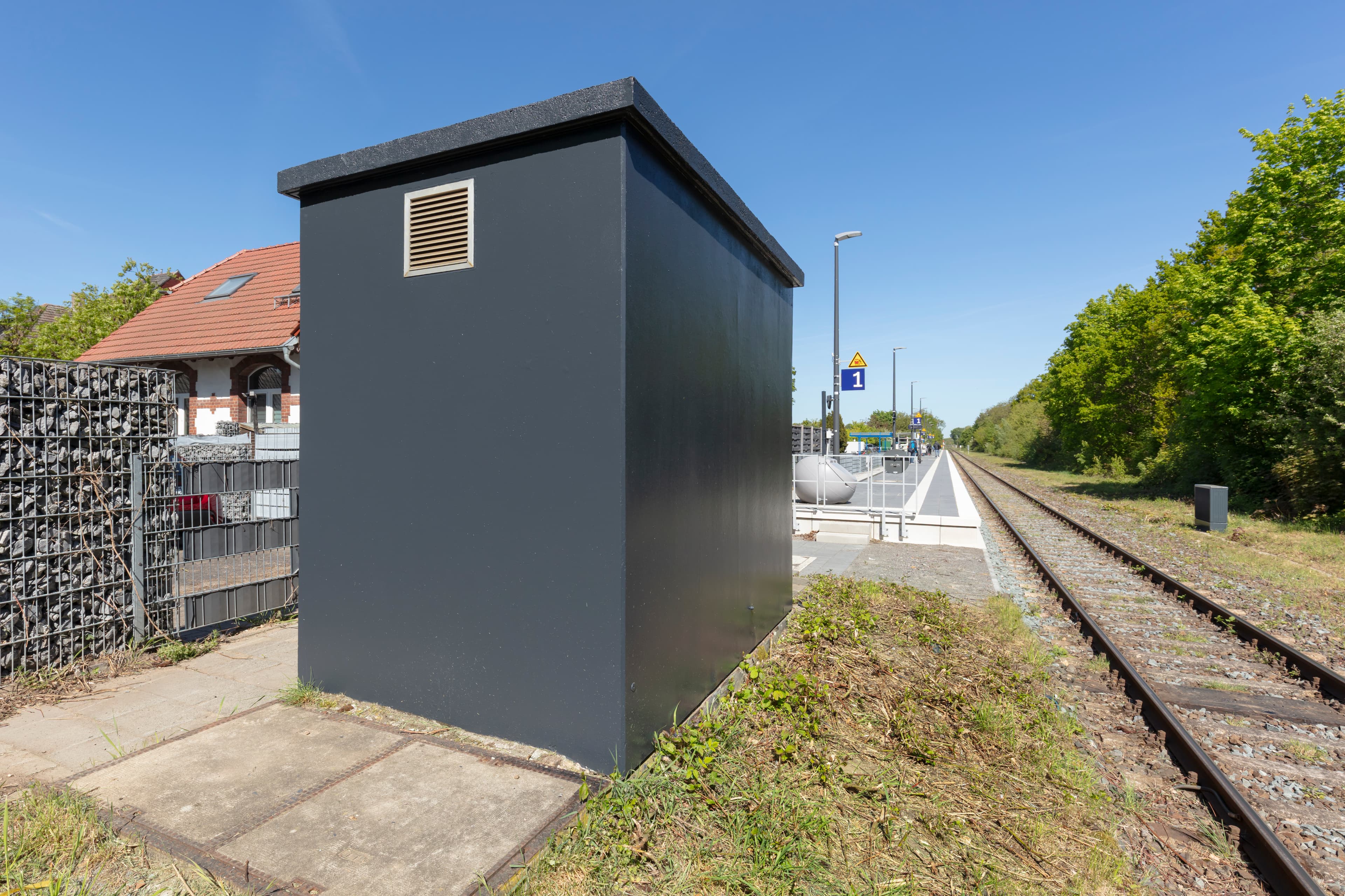 Blick auf einen grau gestrichenen Technikraum.