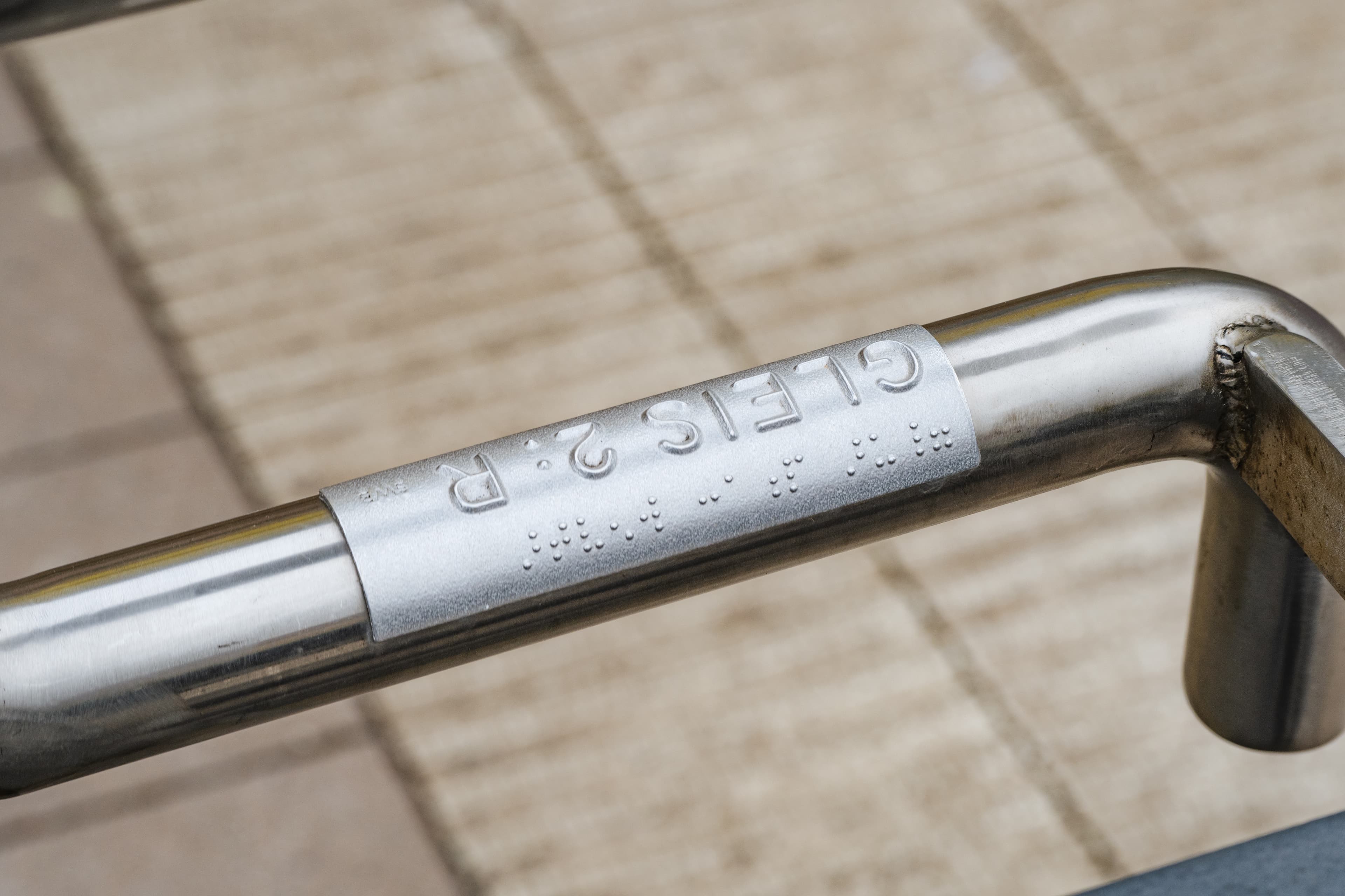 Handlaufschild an einem Handlauf