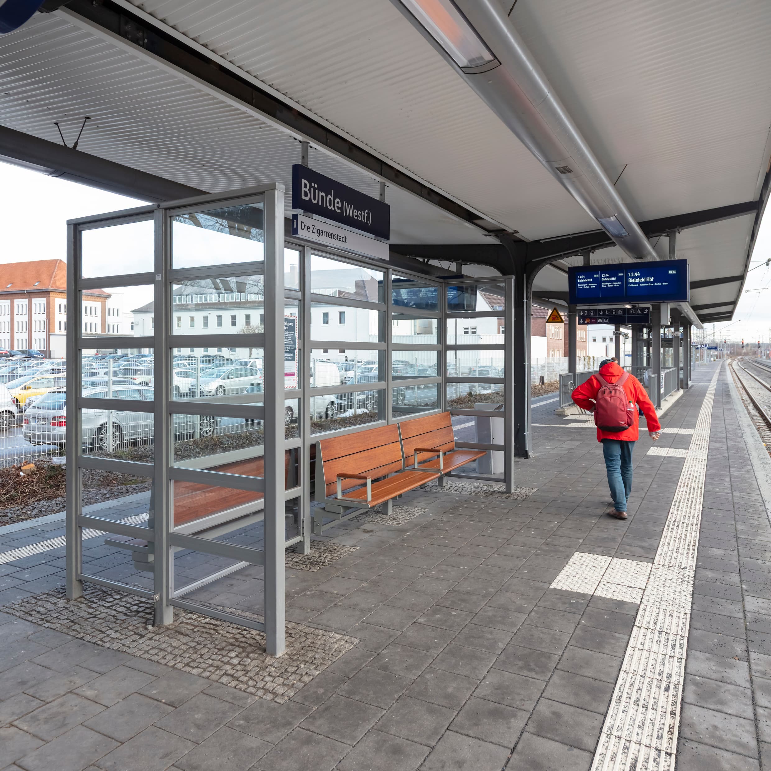 Neue Wartebereiche auf dem Bahnsteig.
