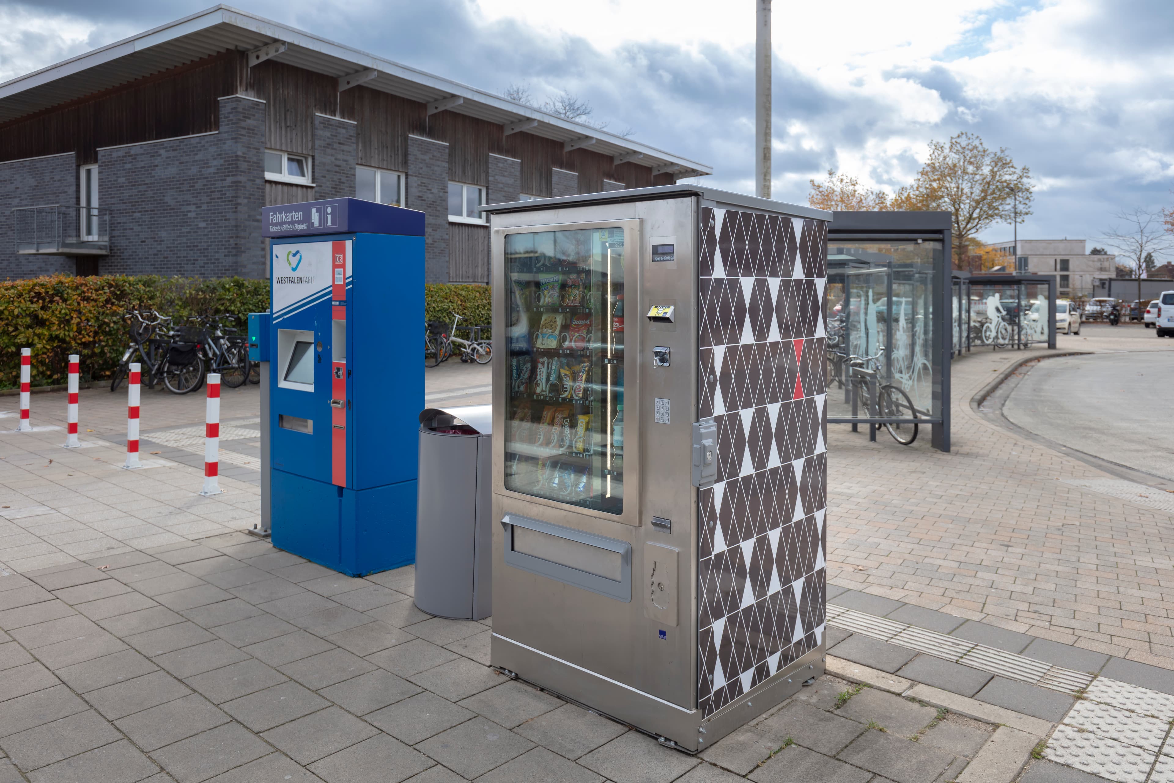 Der Automat am Zukunftsbahnhof Borken (Westf) wurde mit einer neuen Gestaltung in Linenienstruktur und einem Graffitischutz aufgewertet.