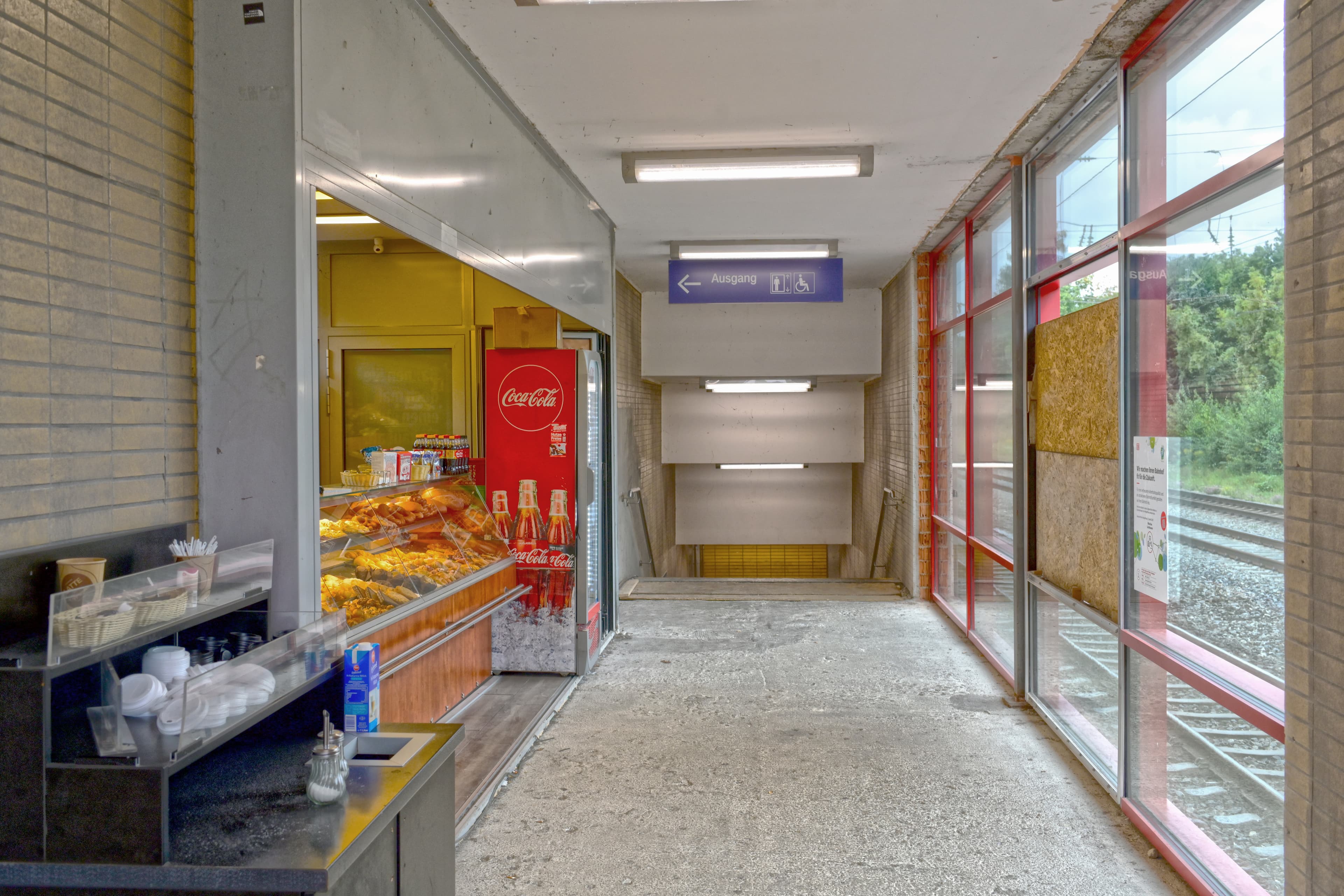 München-Lochhausen – Ladenfront im Innenbereich Empfangsgebäudes vor der Neugestaltung.
