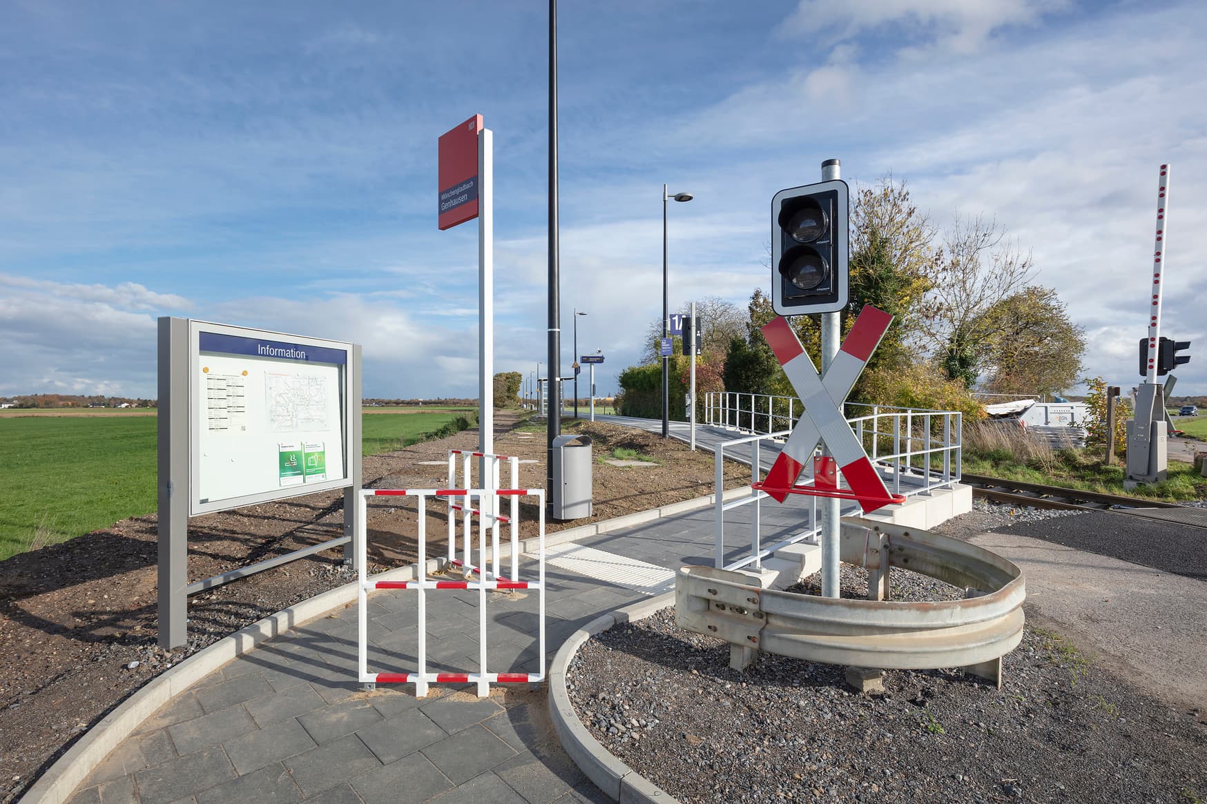 Vitrine neben dem Eingang zur Rampe, daneben die Bahnhofsfahne, links im Bild ein Andreaskreuz.