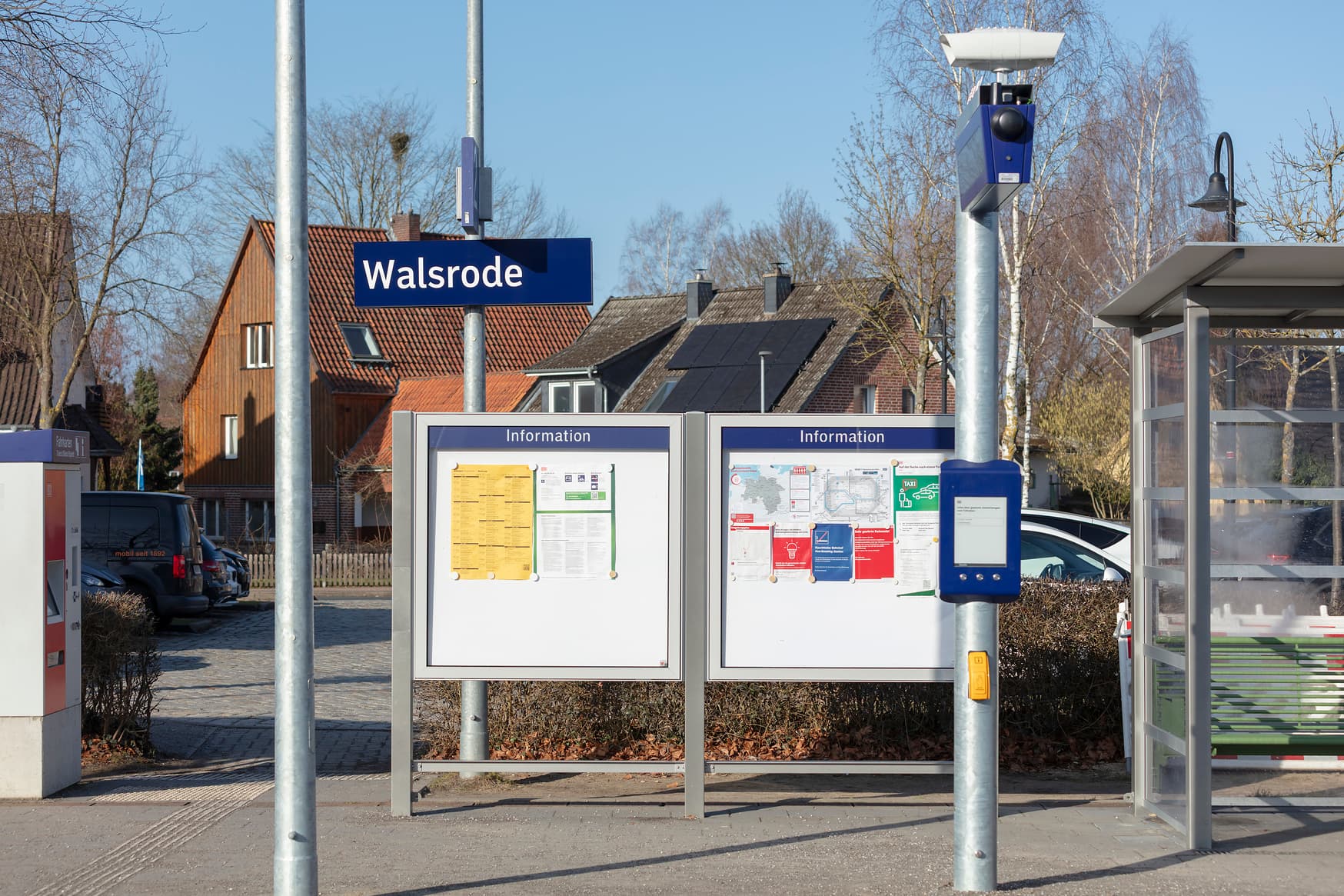 Vitrinen am Bahnsteig hinter dem digitalen Aushang Baukommunikation.