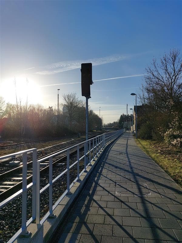 Gesamtansicht des Bahnsteigs in Münchehof (Harz).