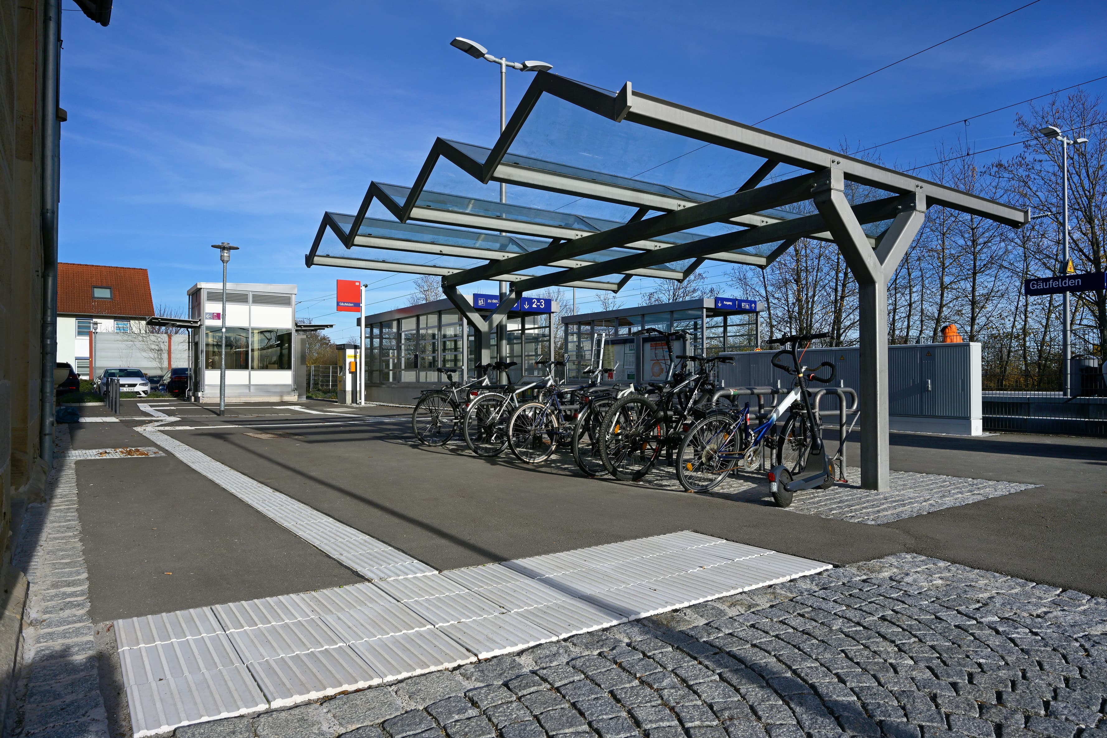 Aufgewertete Fahrradabstellanlage auf dem Vorplatz.