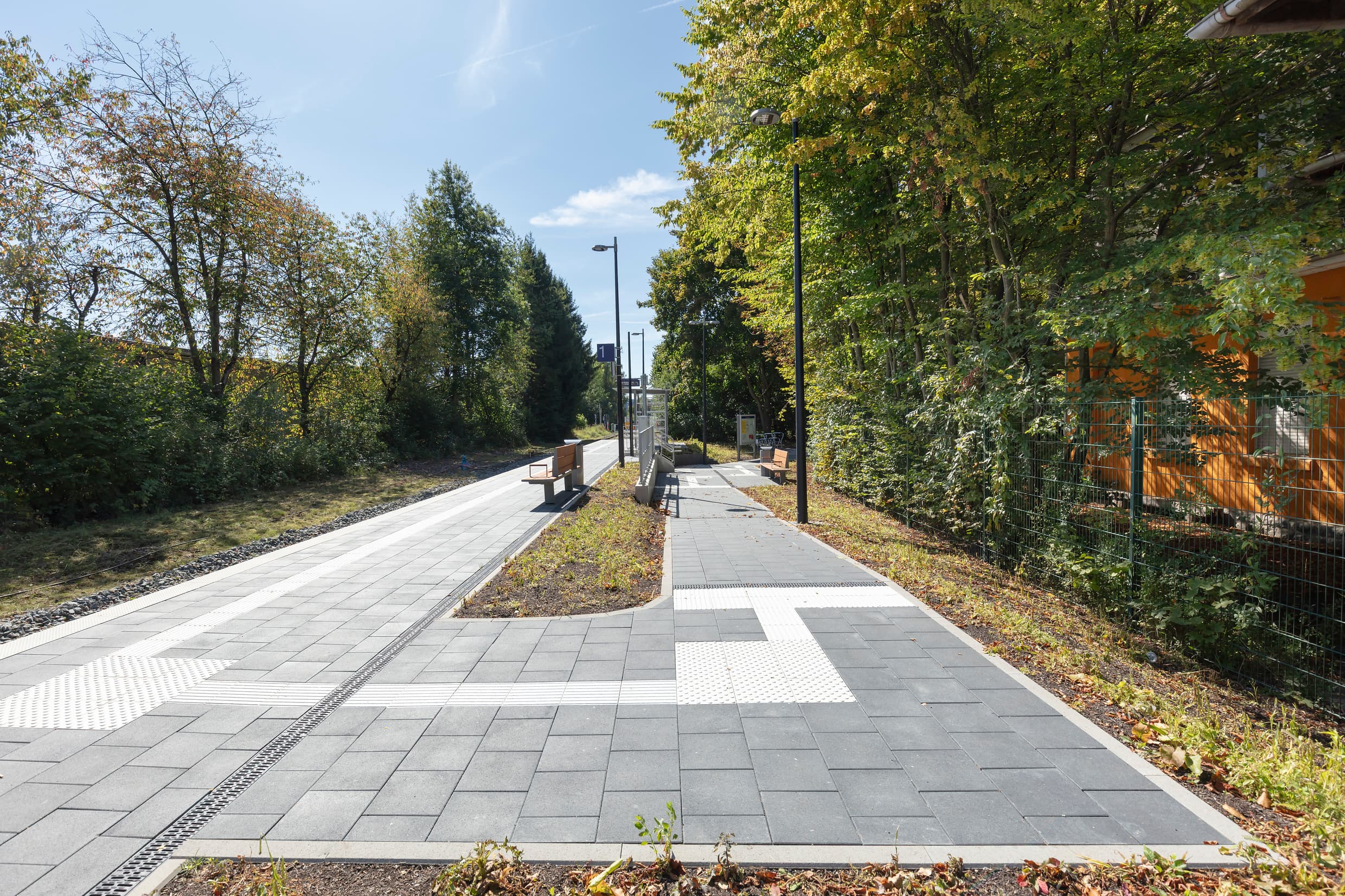 Neue Rampe für stufenfreien Zugang zum Bahnsteig.