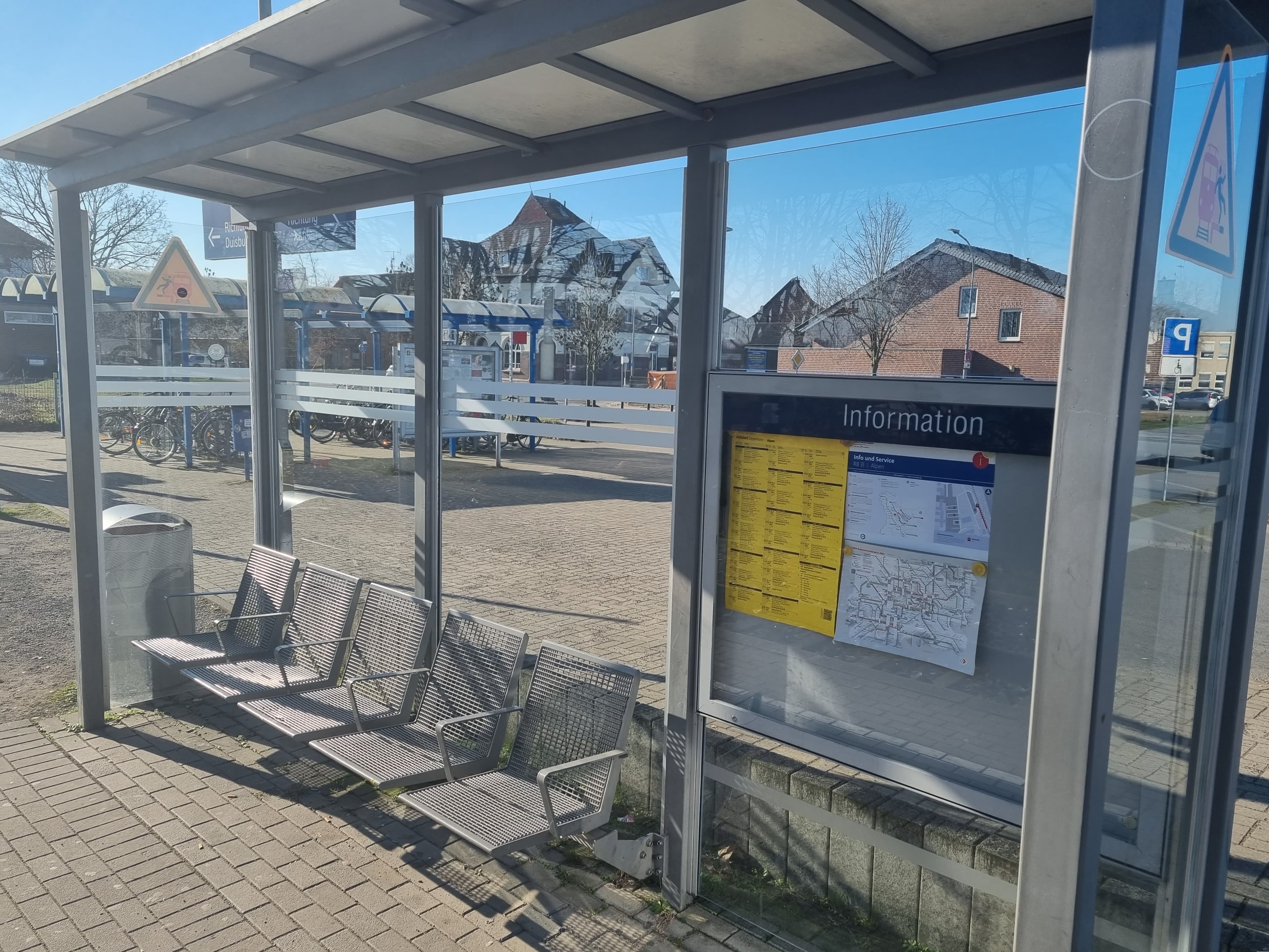 Blick auf ein Wetterschutzhäuschen mit Sitzbänken.