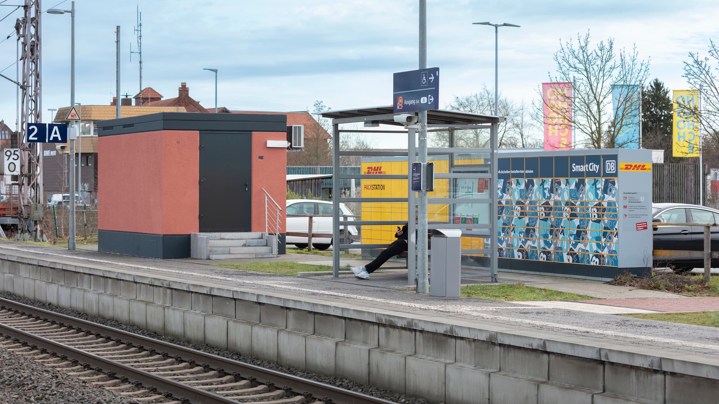 Zusätzliche Wartebereiche und gestaltetes Schalthaus.