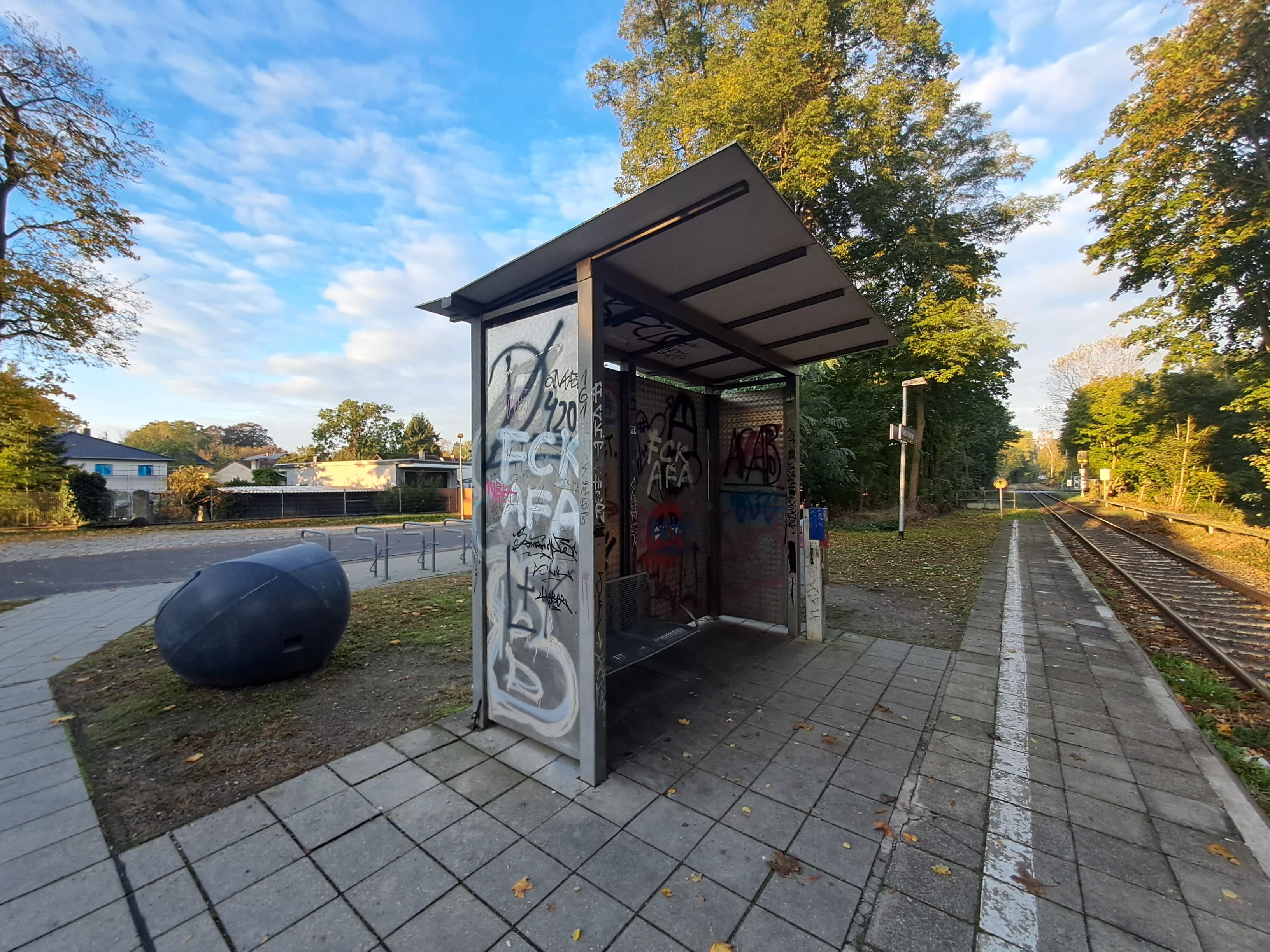 Ein Wetterschutzhäuschen mit viel Graffiti.