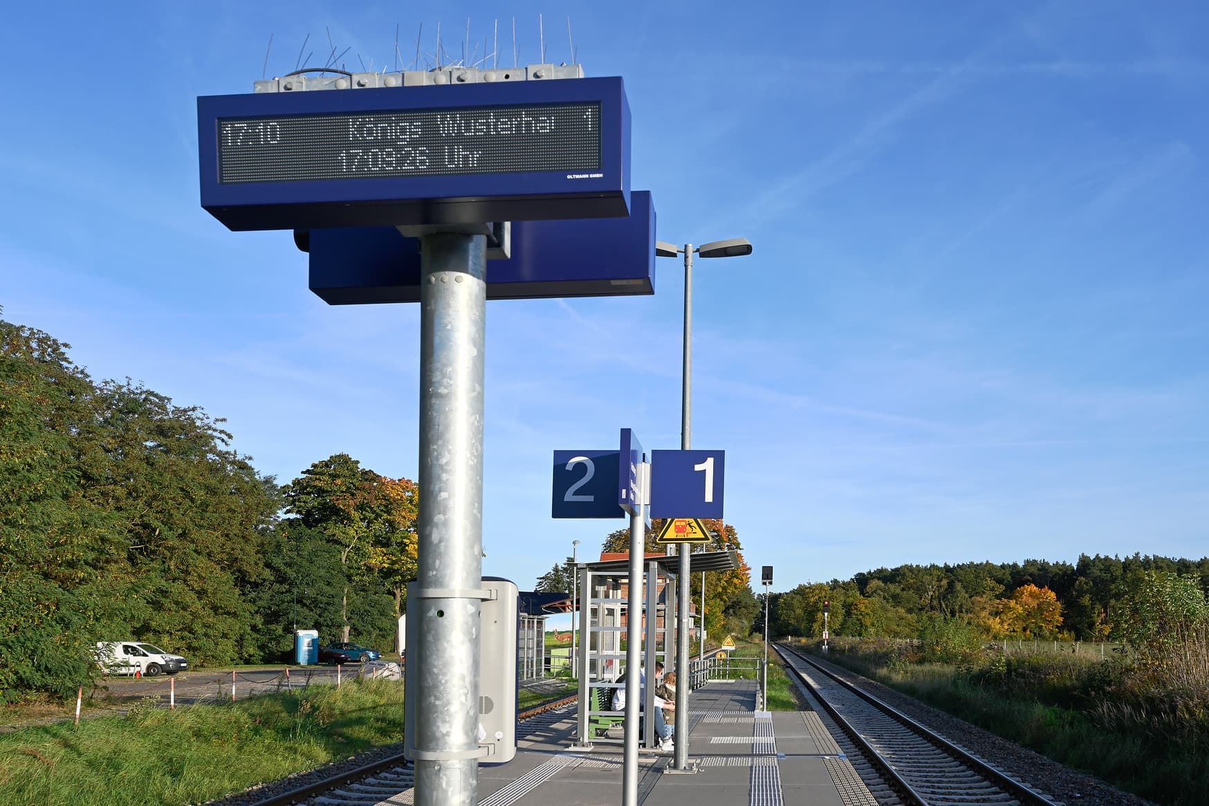Reisendeninformation und Beschilderung auf dem Bahnsteig.