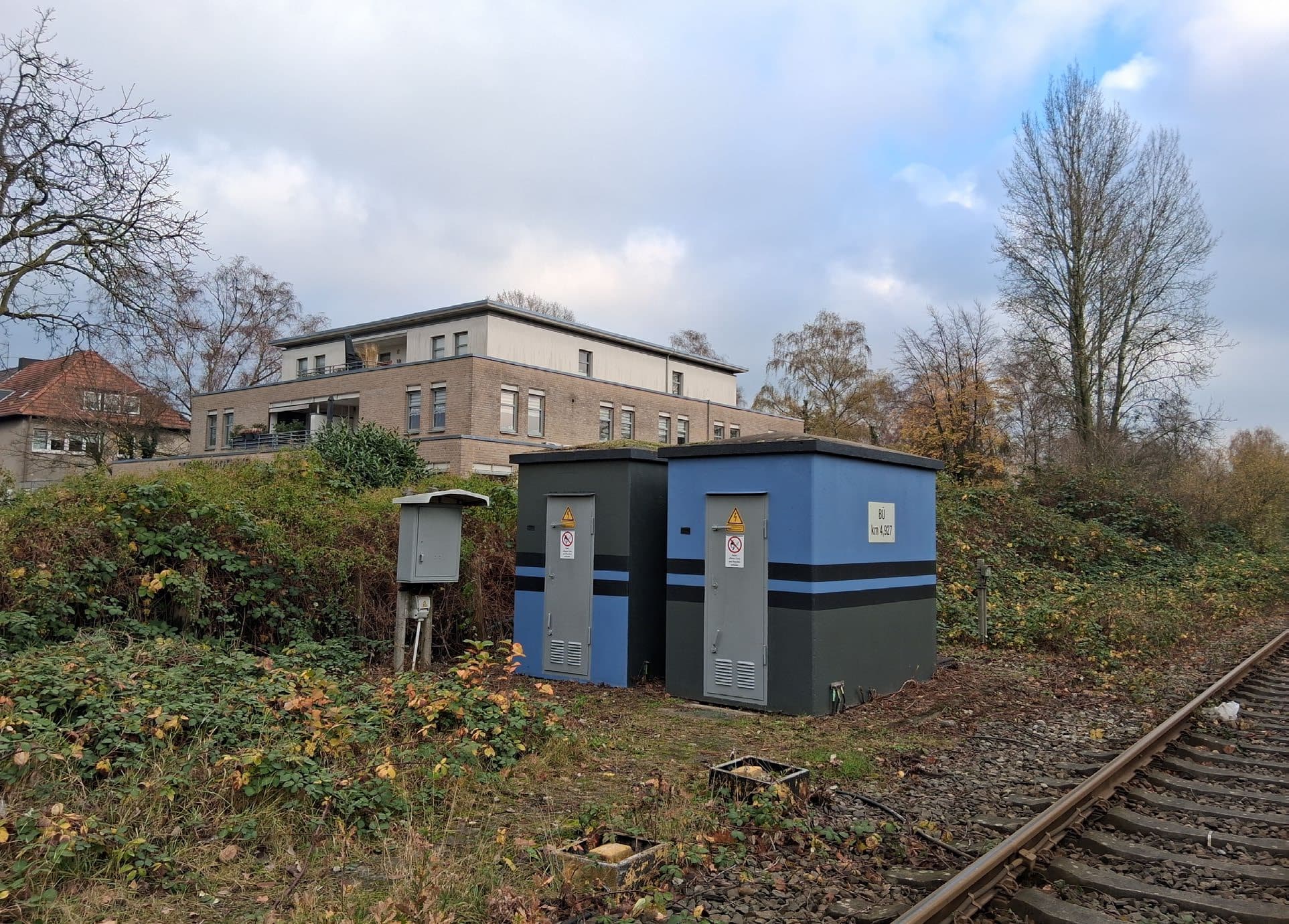 Neu gestaltete Technikräume. Umgeben von grünem Gebüsch. Rechts befindet sich das Gleis.