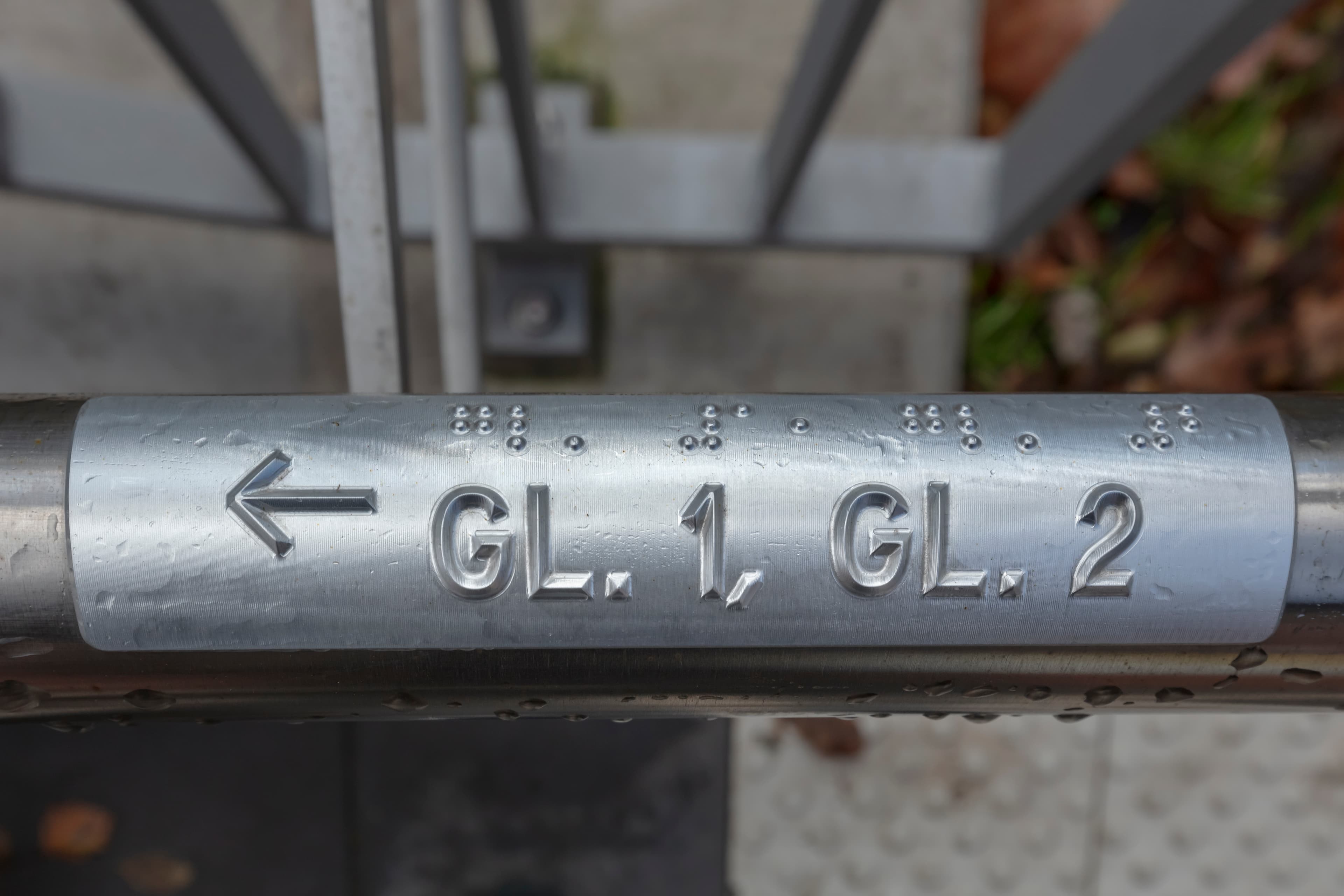 Taktiler Handlauf am Treppenaufgang/-abgang.