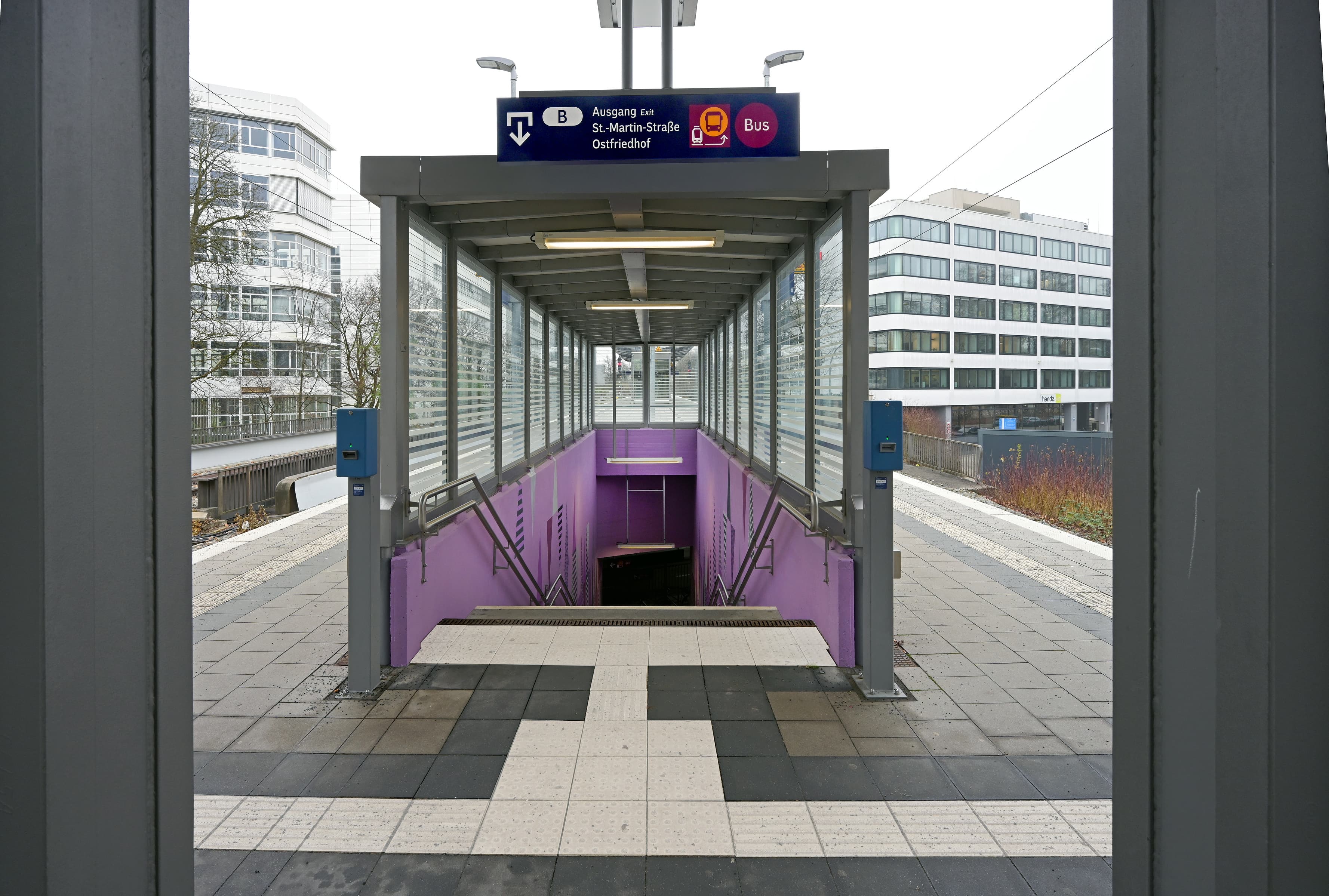 Blick auf den mit neuen Fliesen gestalteten Treppenabgang vom Bahnsteig mit erneuerter, übersichtlicherer Wegeleitung