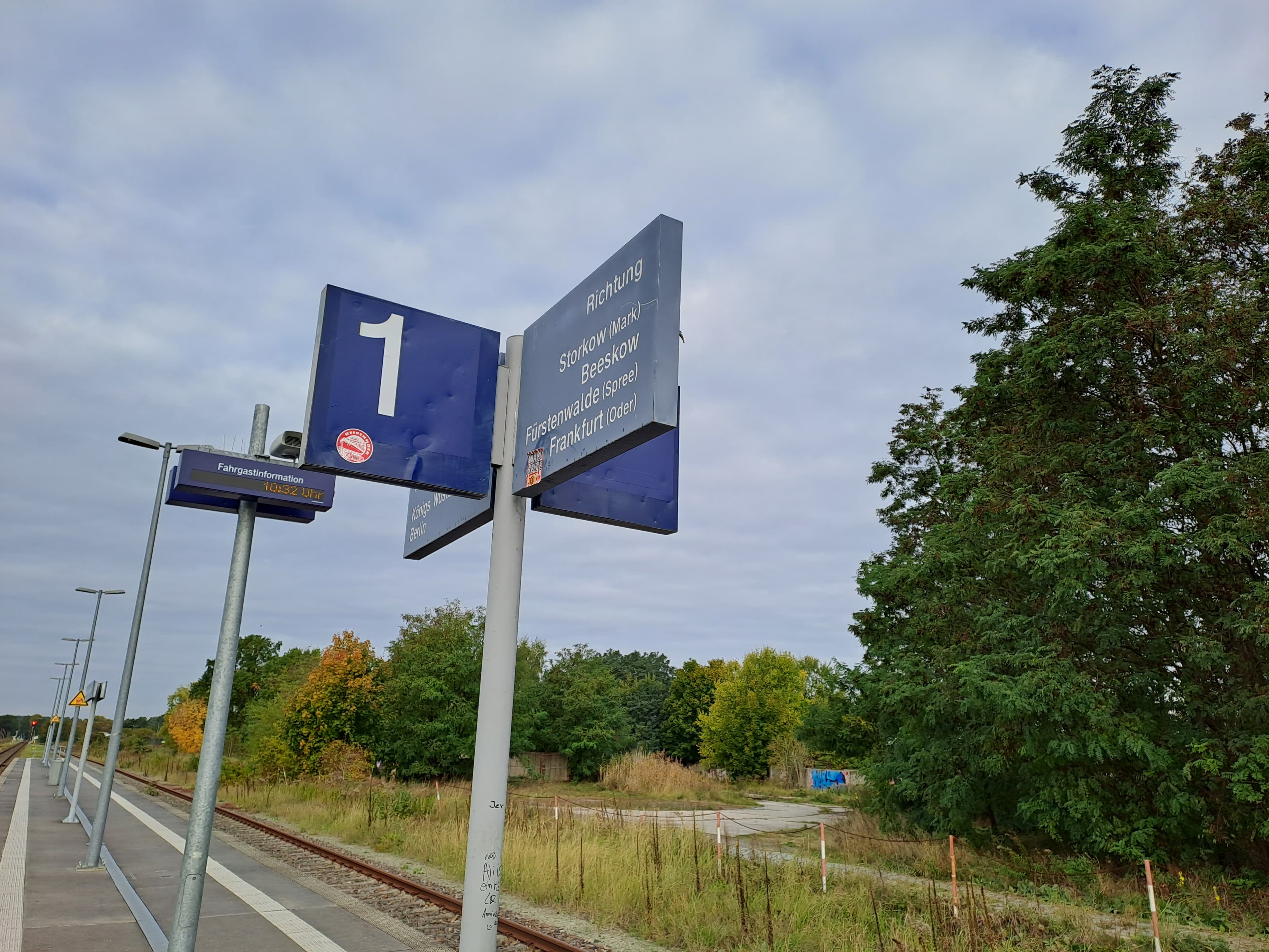 Beschilderung auf dem Bahnsteig.