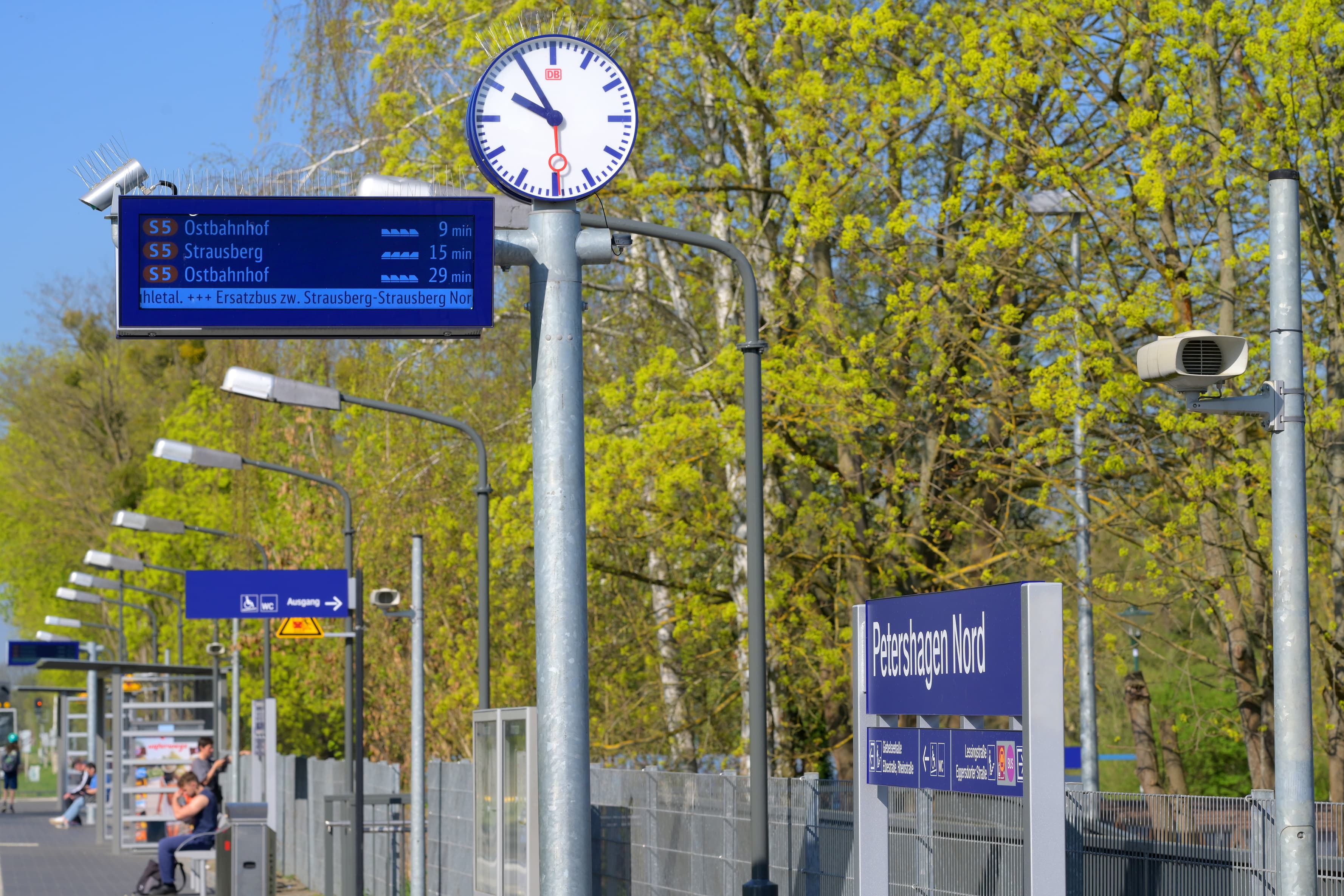 Eine Uhr und eine digitale Anzeige.