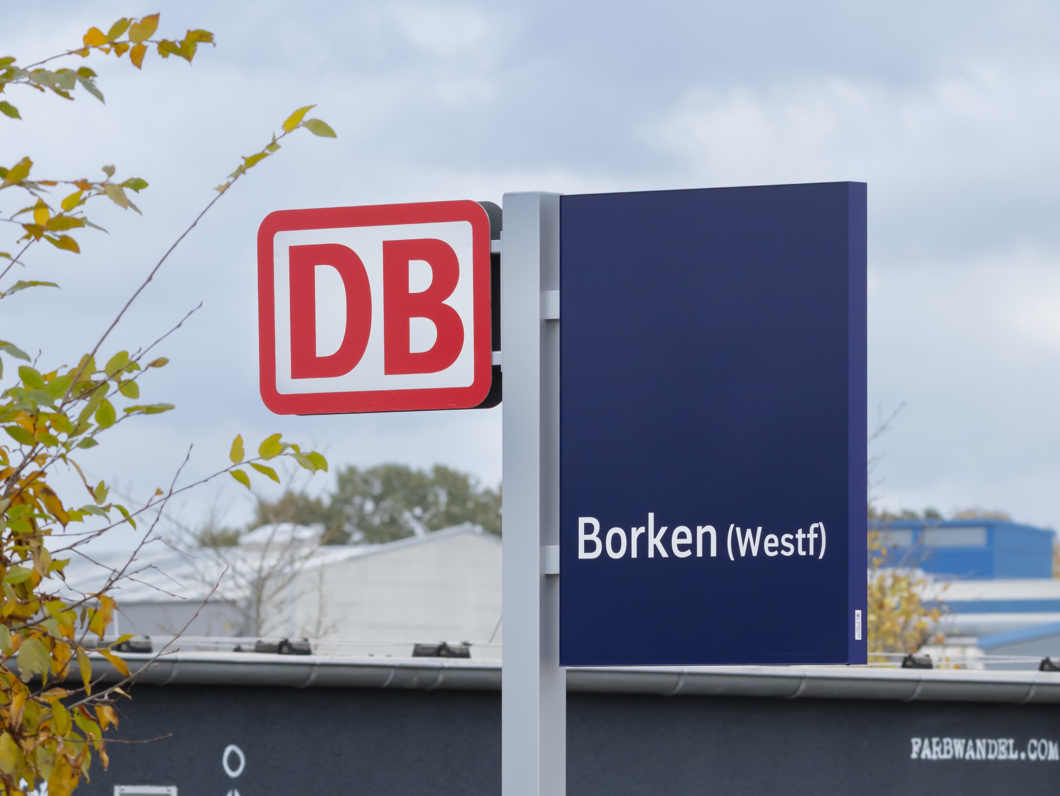 Die Bahnhofsfahne im neuen Design mit DB-Logo wurde am Zukunftsbahnhof montiert.