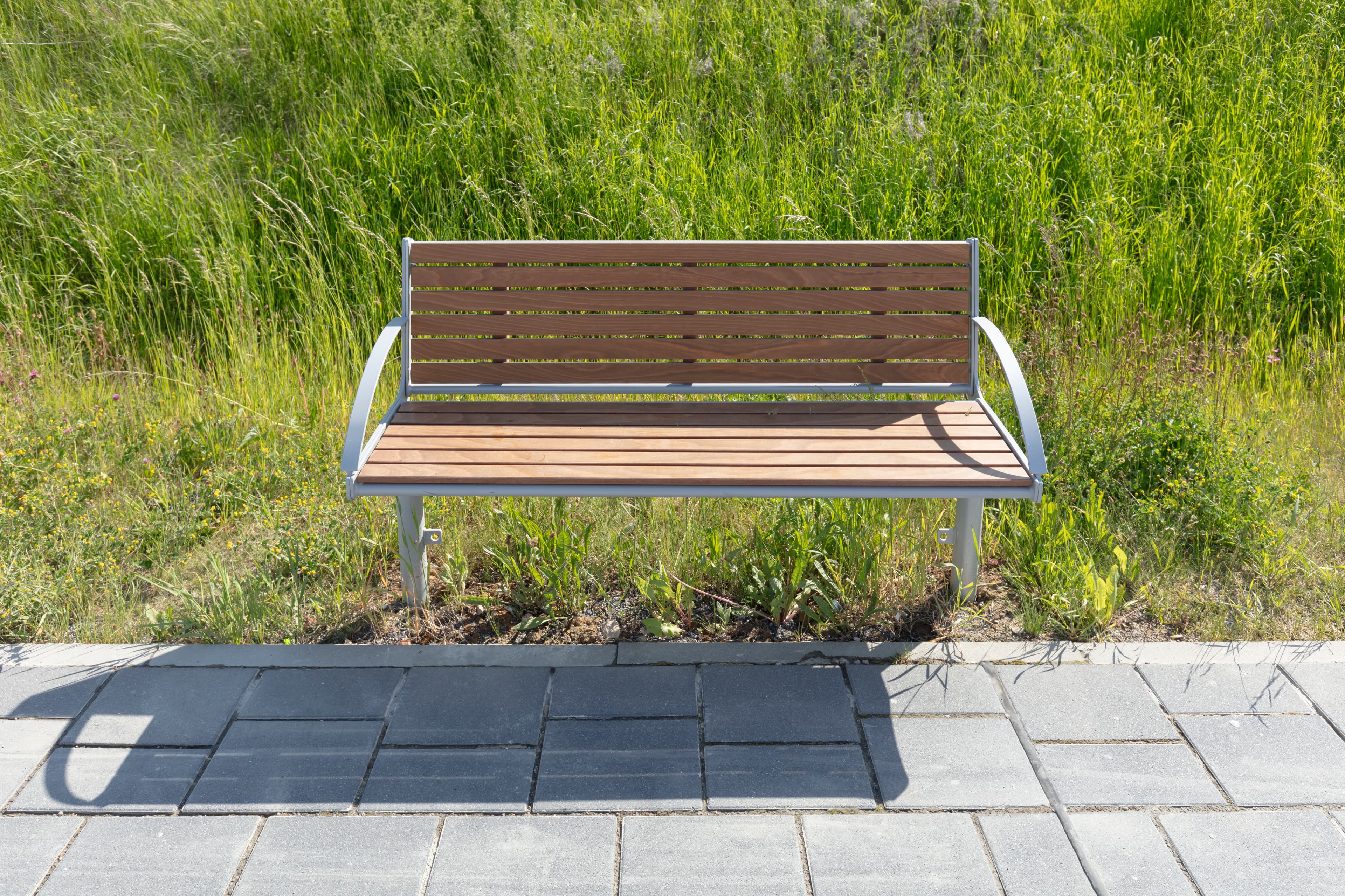 Neue Sitzbank aus Holz am Bahnsteig