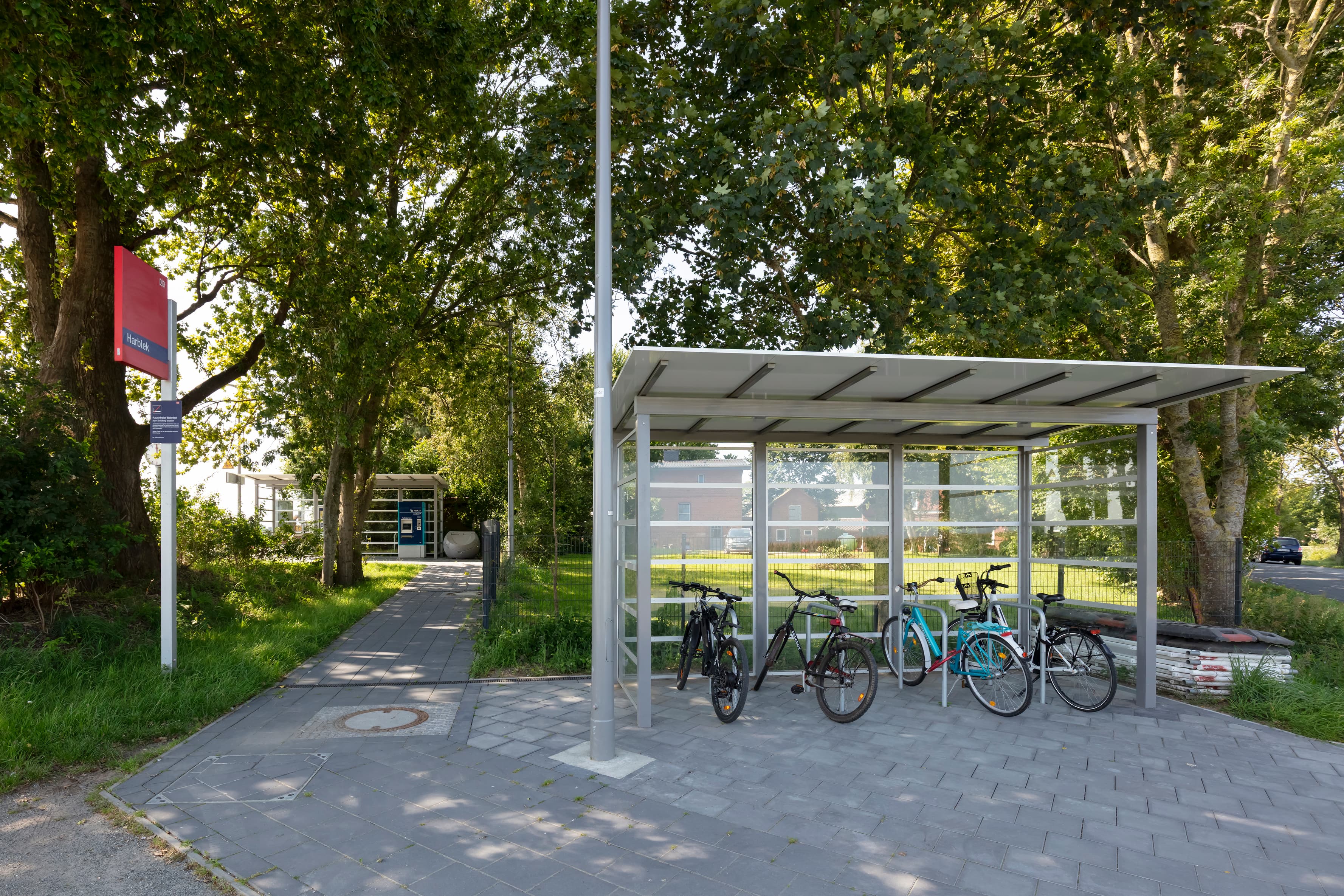 Fahrräder können wettergeschützt abgestellt werden.
