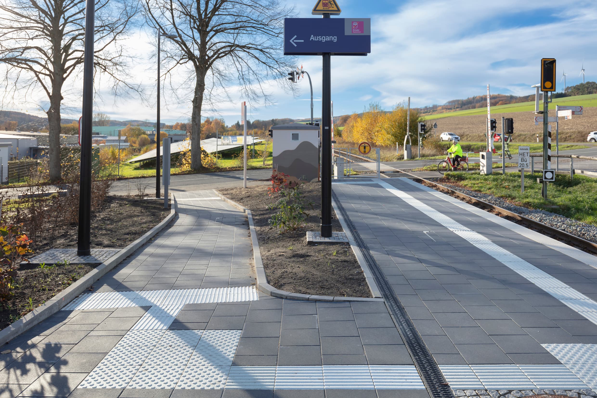 Eine Rampe mit taktilem Leitsystem und der Beschilderung für Ausgang.