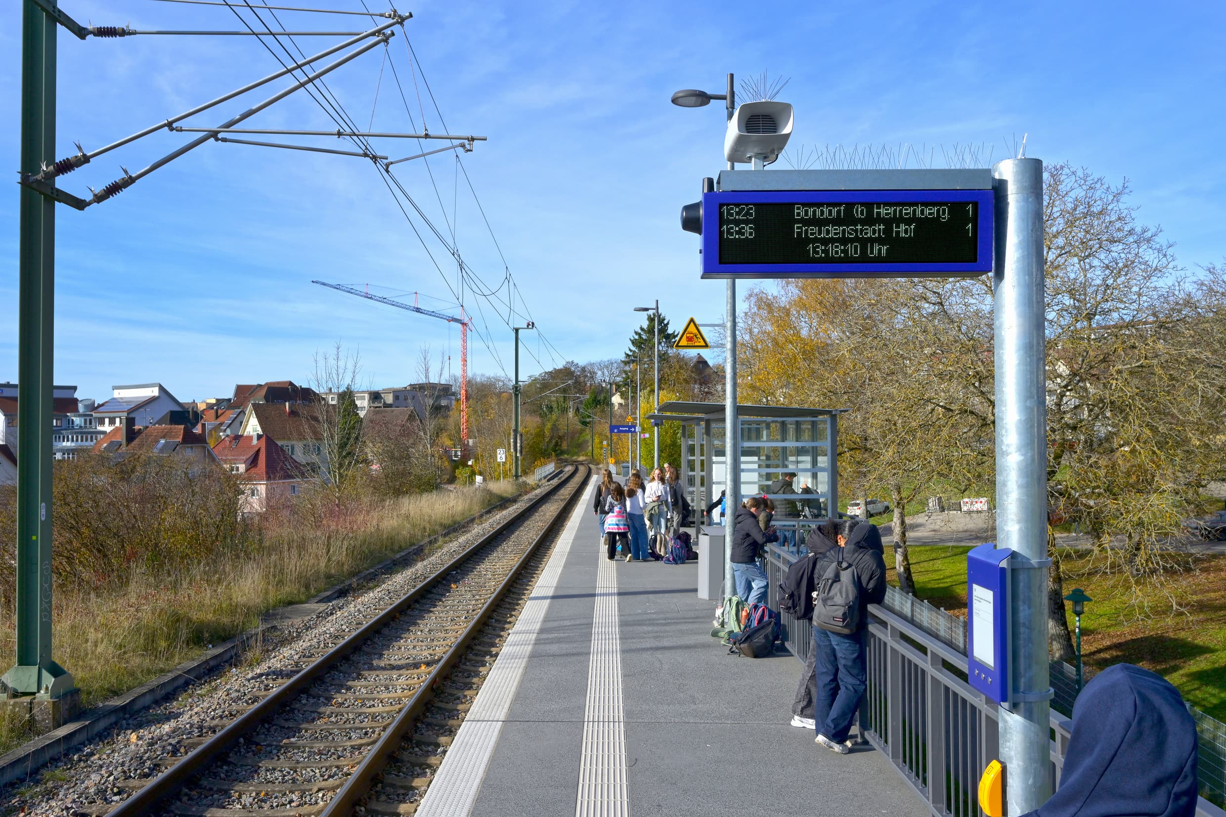 Neu gestalteter Bahnsteig am Bahnhof Dornstetten.