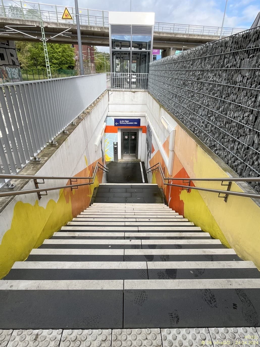 Der Treppenaufgang ohne Überdachung.