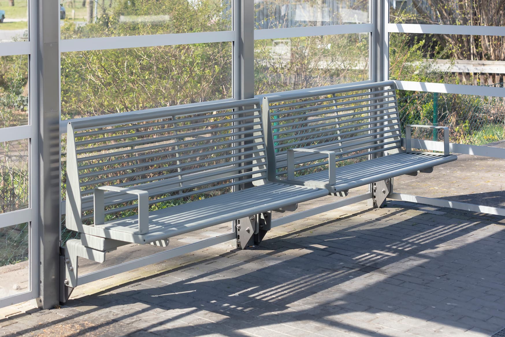 Detailaufnahme der neuen Calidum Sitzbänken unter den Wetterschutzhäuschen.