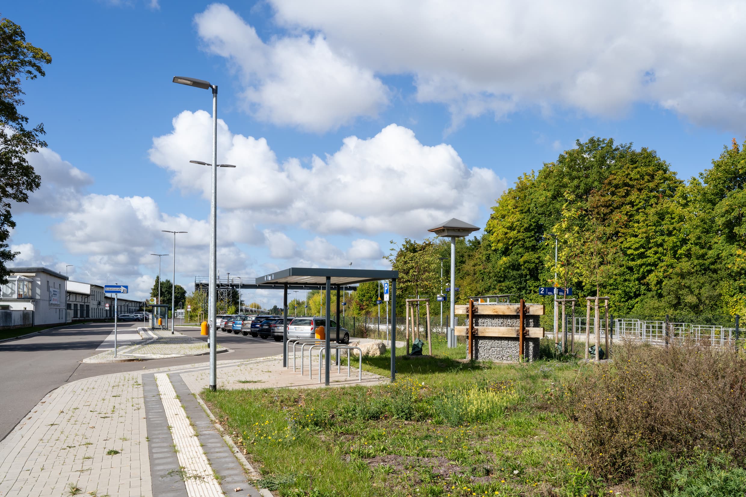 Blick vom Zugang zur Verkehrsstation: Überdachte Fahrradbügel und das Insektenhotell