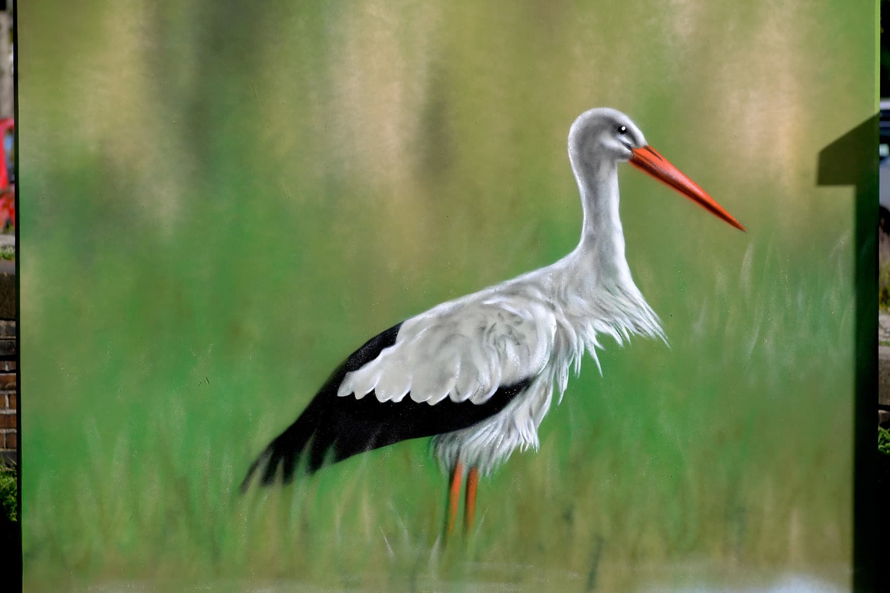 Ein gemaltes Motiv eines Storchs.