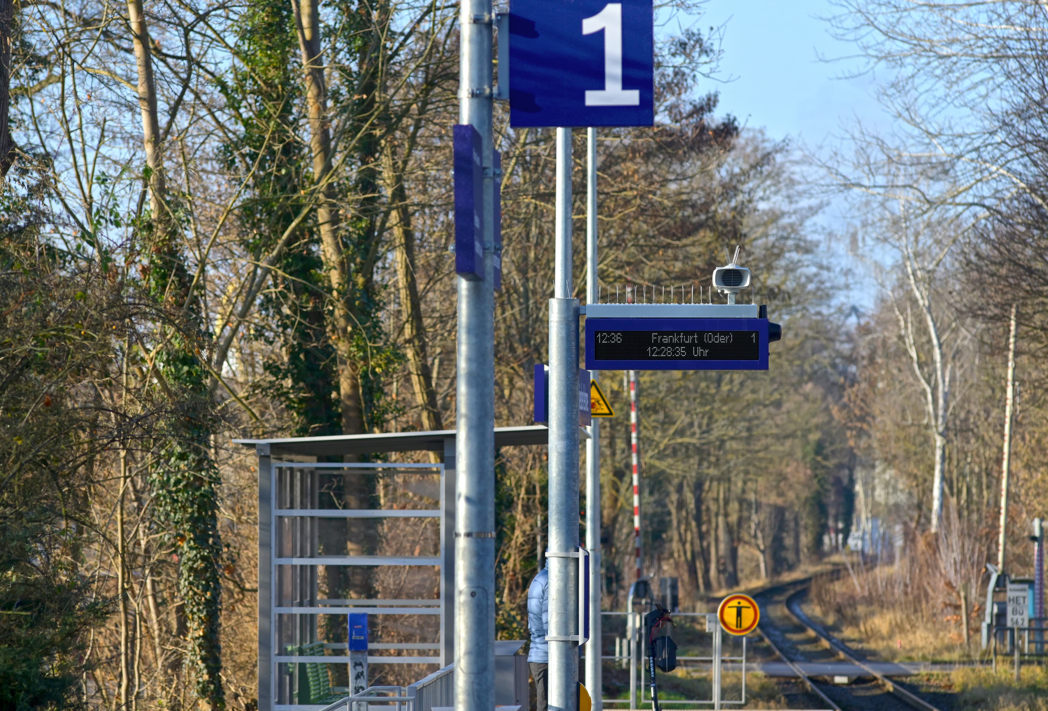 Beschilderung, Reisendeninformation, Wetterschutzhaus am Bahnsteig.