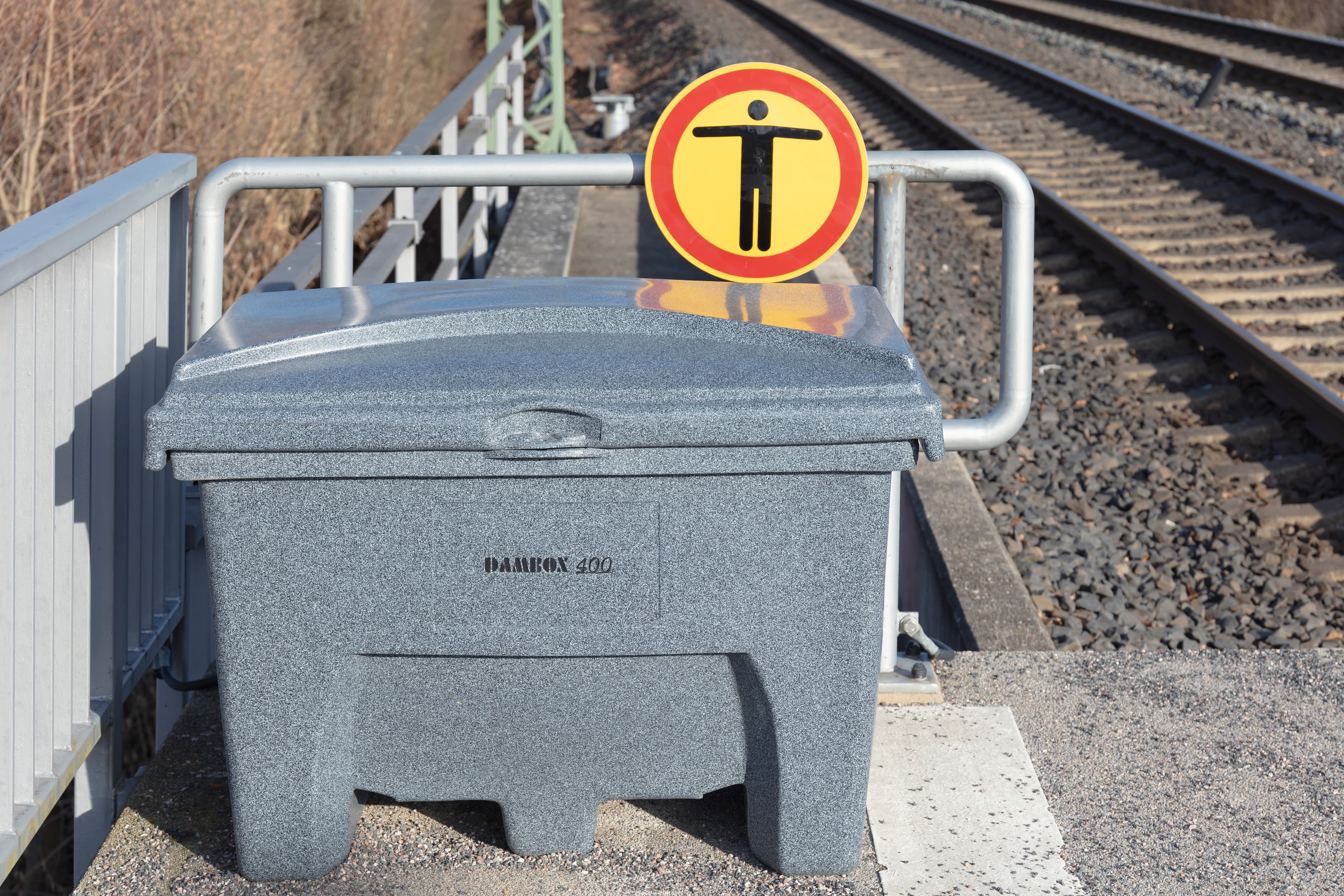 Blick auf einen neuen Streugutbehälter. Im Hintergrund befindet sich das Gleis.