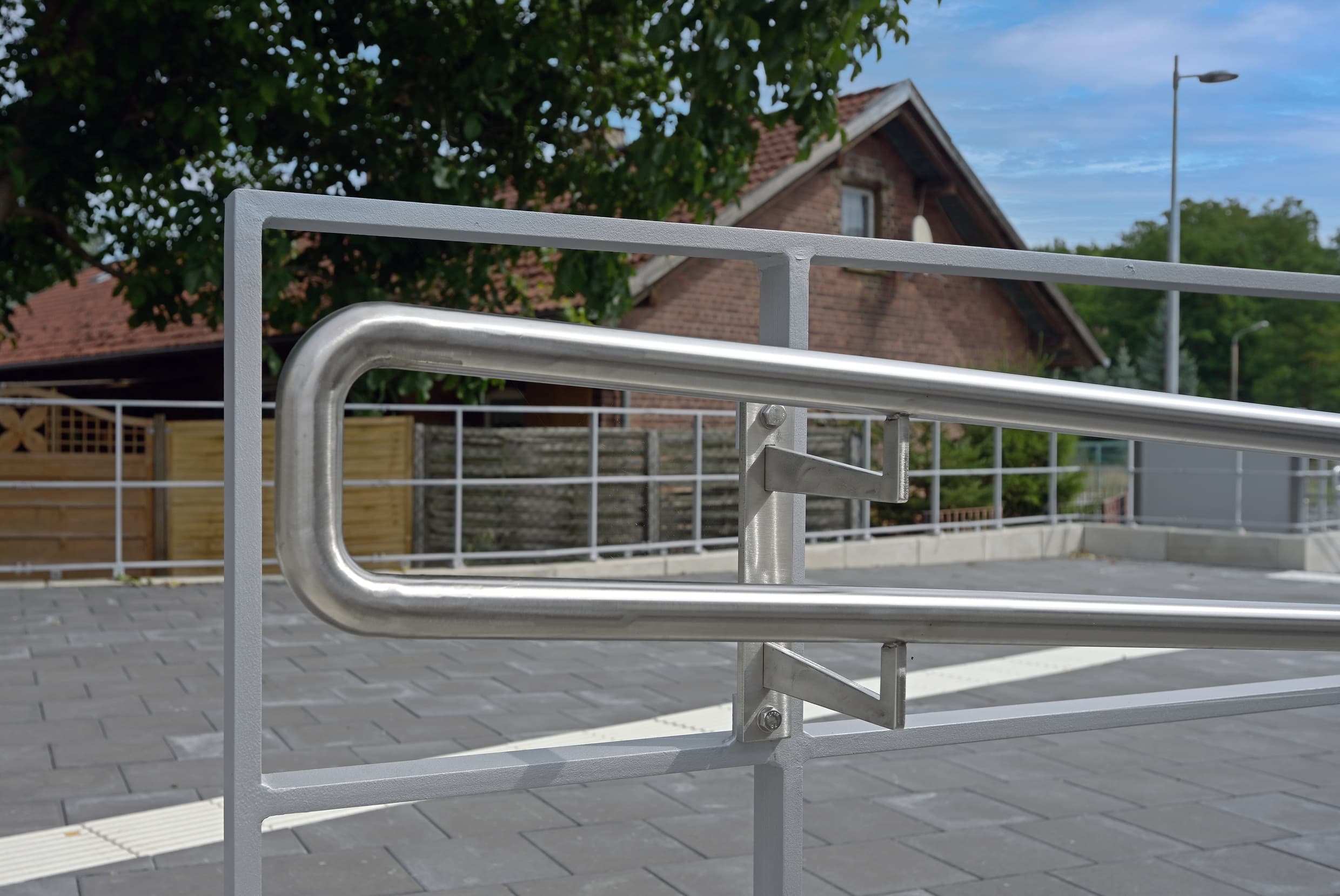 Detailbild Edelstahlhandlauf am Bahnsteig.