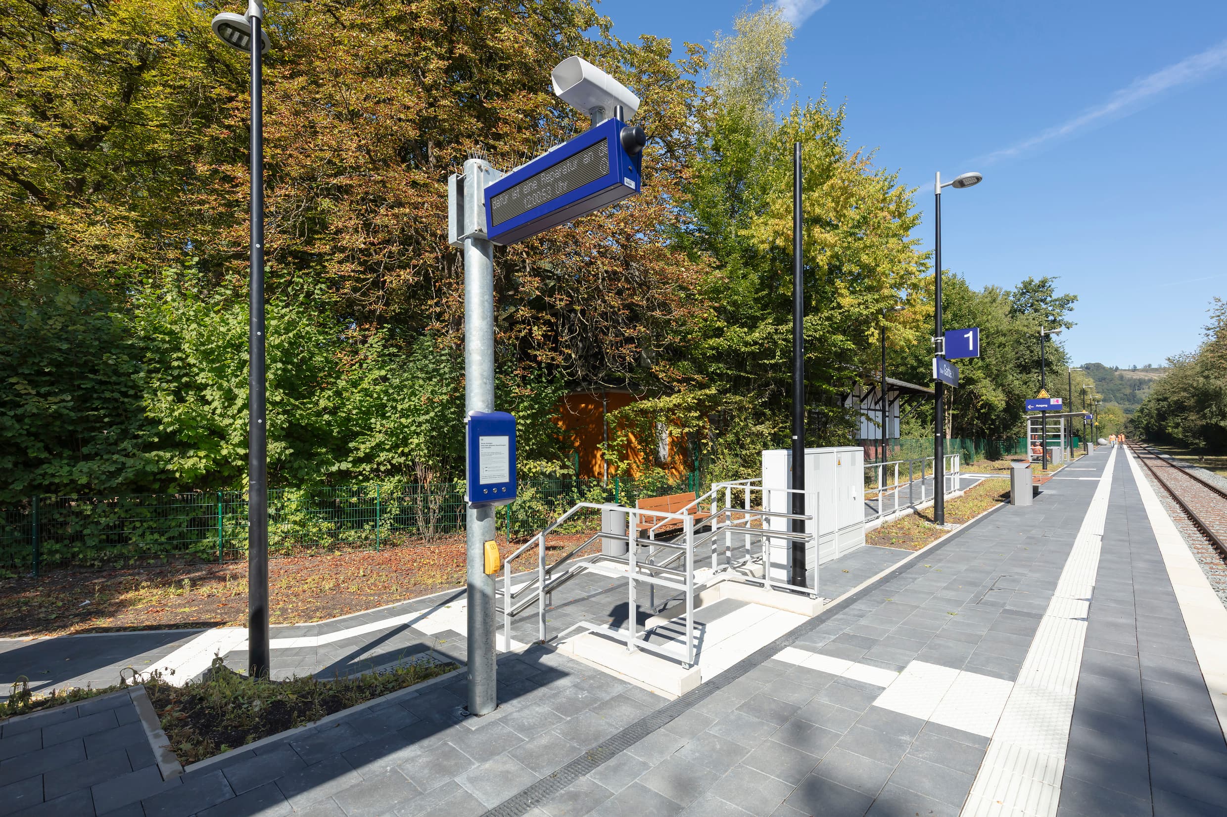 Der Bahnsteig mit dem DSA+, der Treppe und den Beleuchtung. Das taktile Leitsystem auf dem Boden ist gut erkennbar.