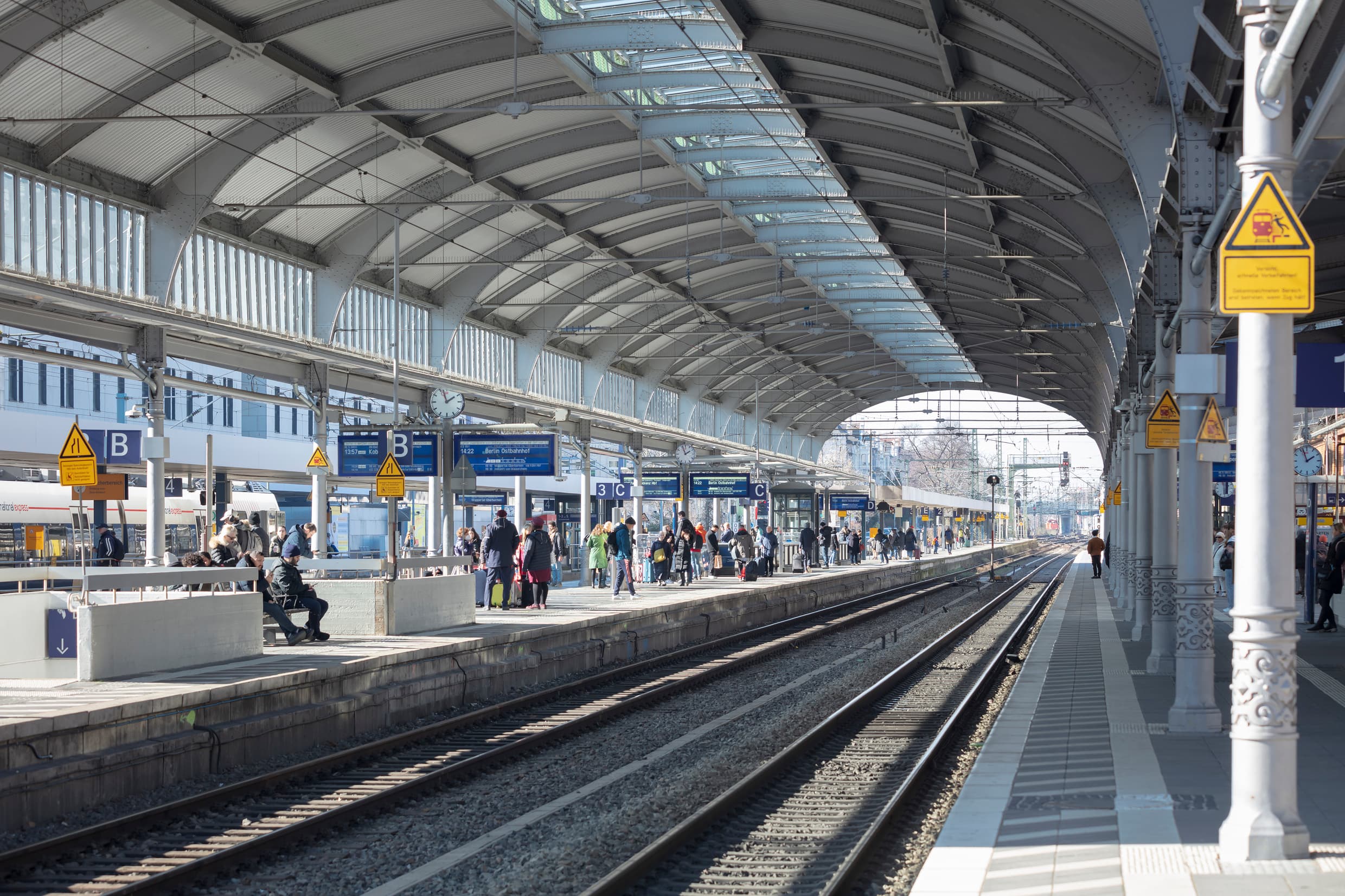 Bahnsteige am Bahnhof Bonn Hauptbahnhof.