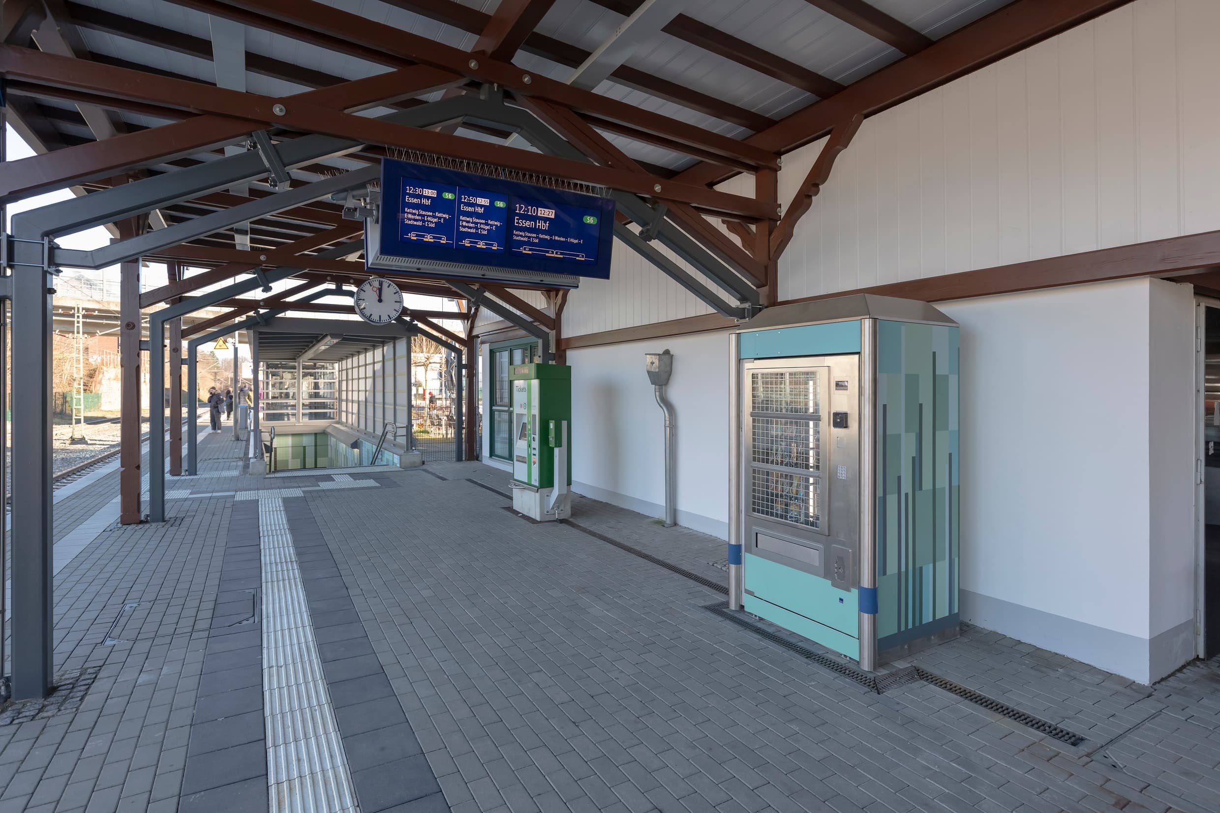 Neuer Snackautomat  auf dem Bahnsteig an Gleis 1.