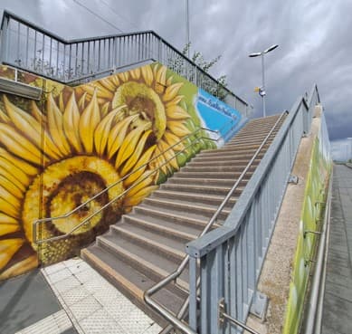 Treppenaufgang mit Sonnenblumenmotiv