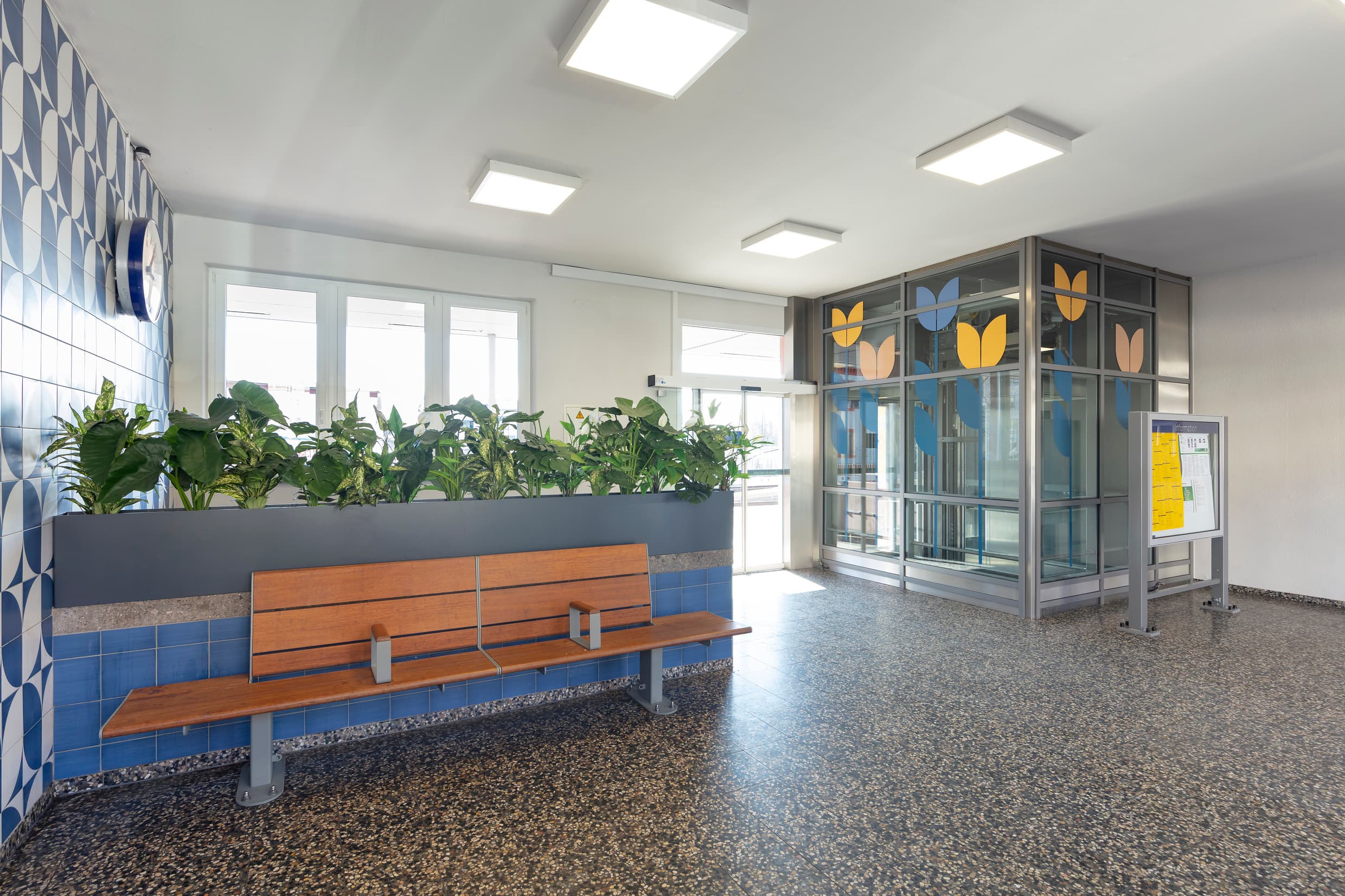 Aufzug in der Empfangshalle mit Gestaltungselementen