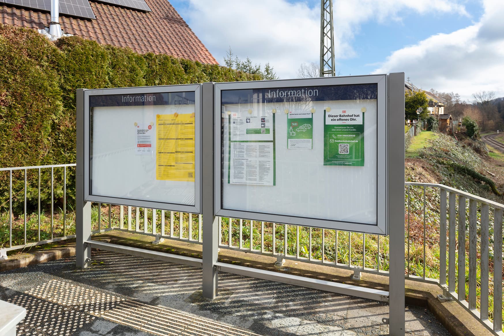 Vitrine auf dem Treppenabsatz zu Bahnsteig.