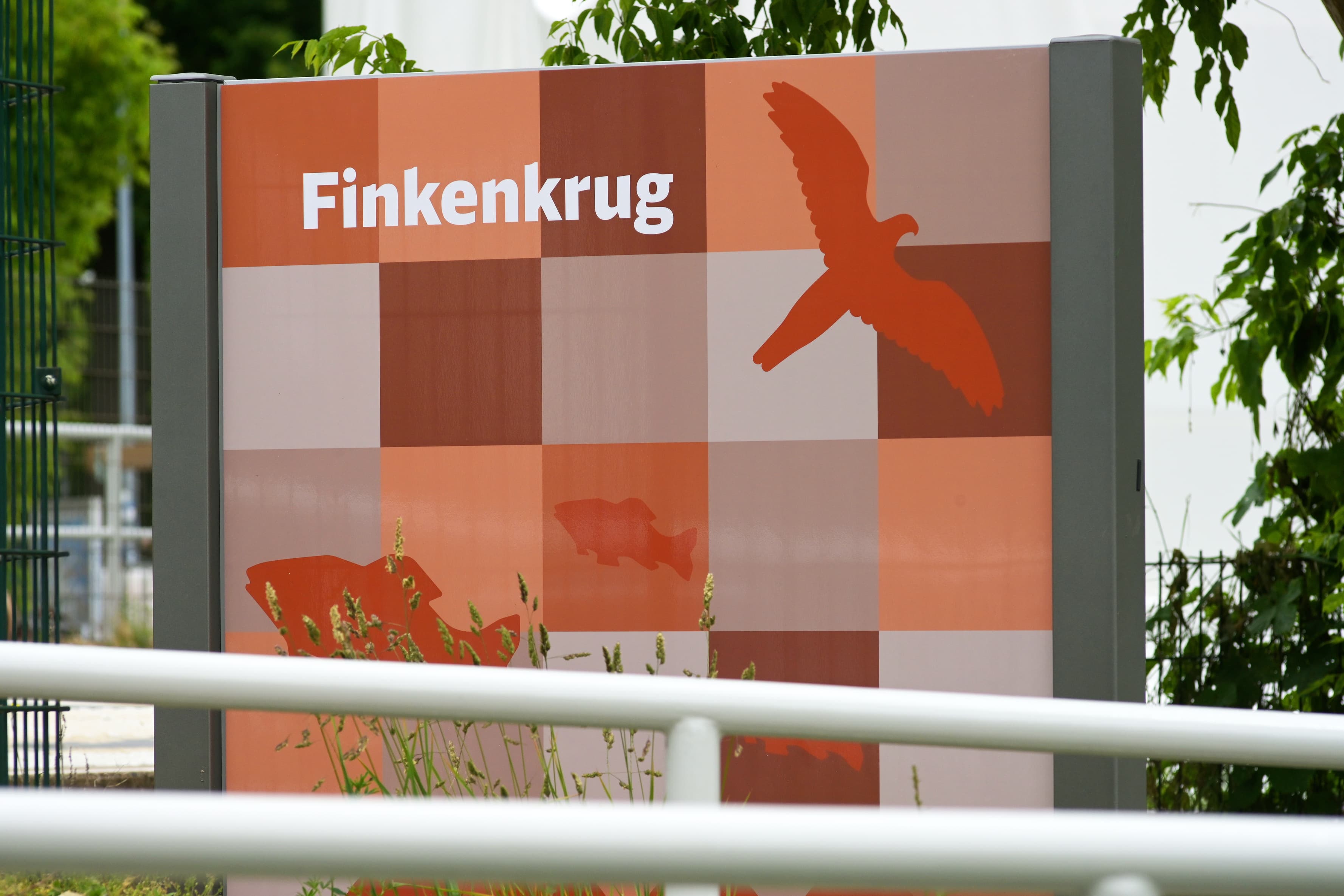 Bemalte Rückseite  einer Vitrine am Bahnhof Finkenkrug.