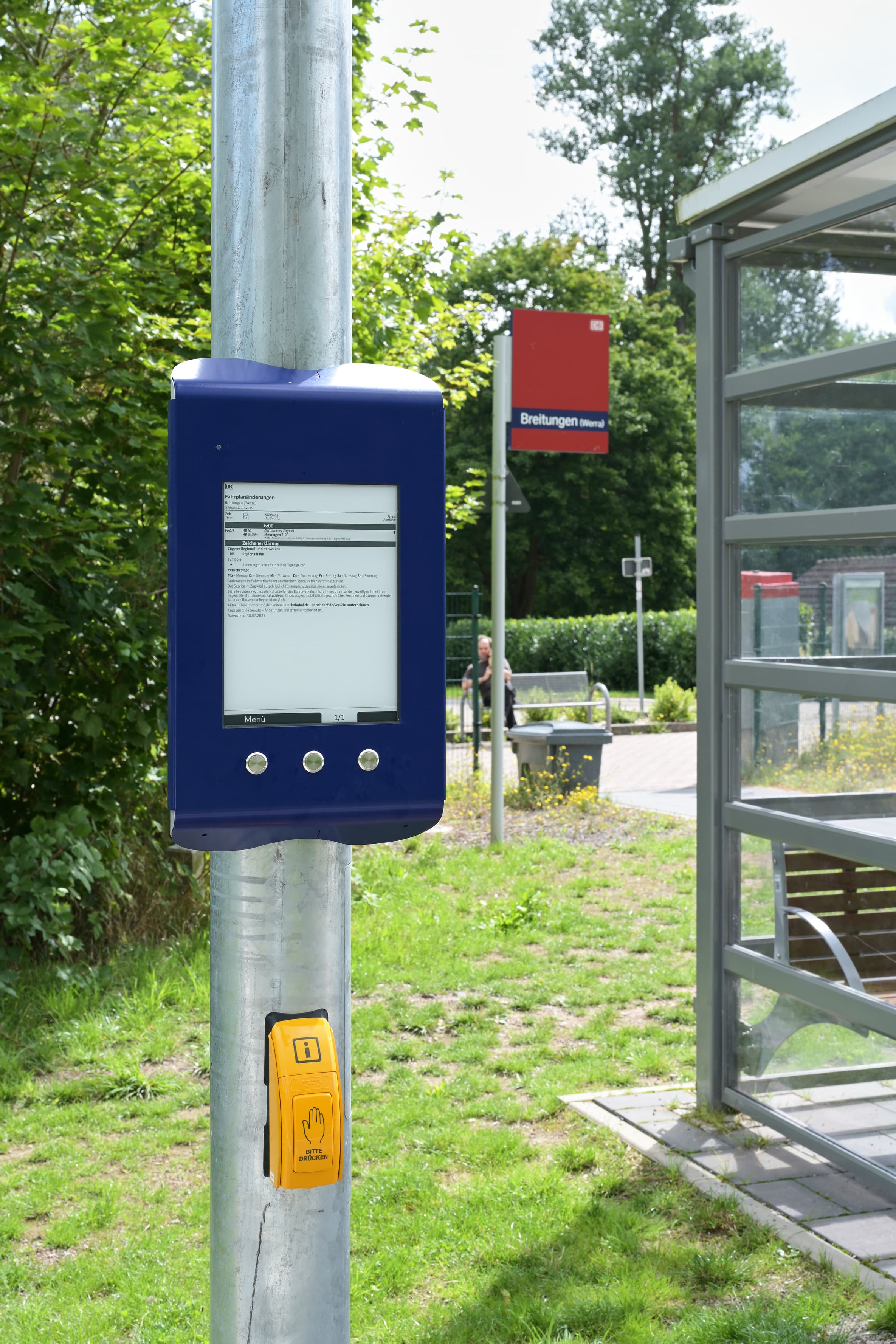 zusätzlicher Touchscreen als digitale Bauinformation. Im Hintergrund sieht man einen Teil vom Wetterschutzhaus und der Zuwegung