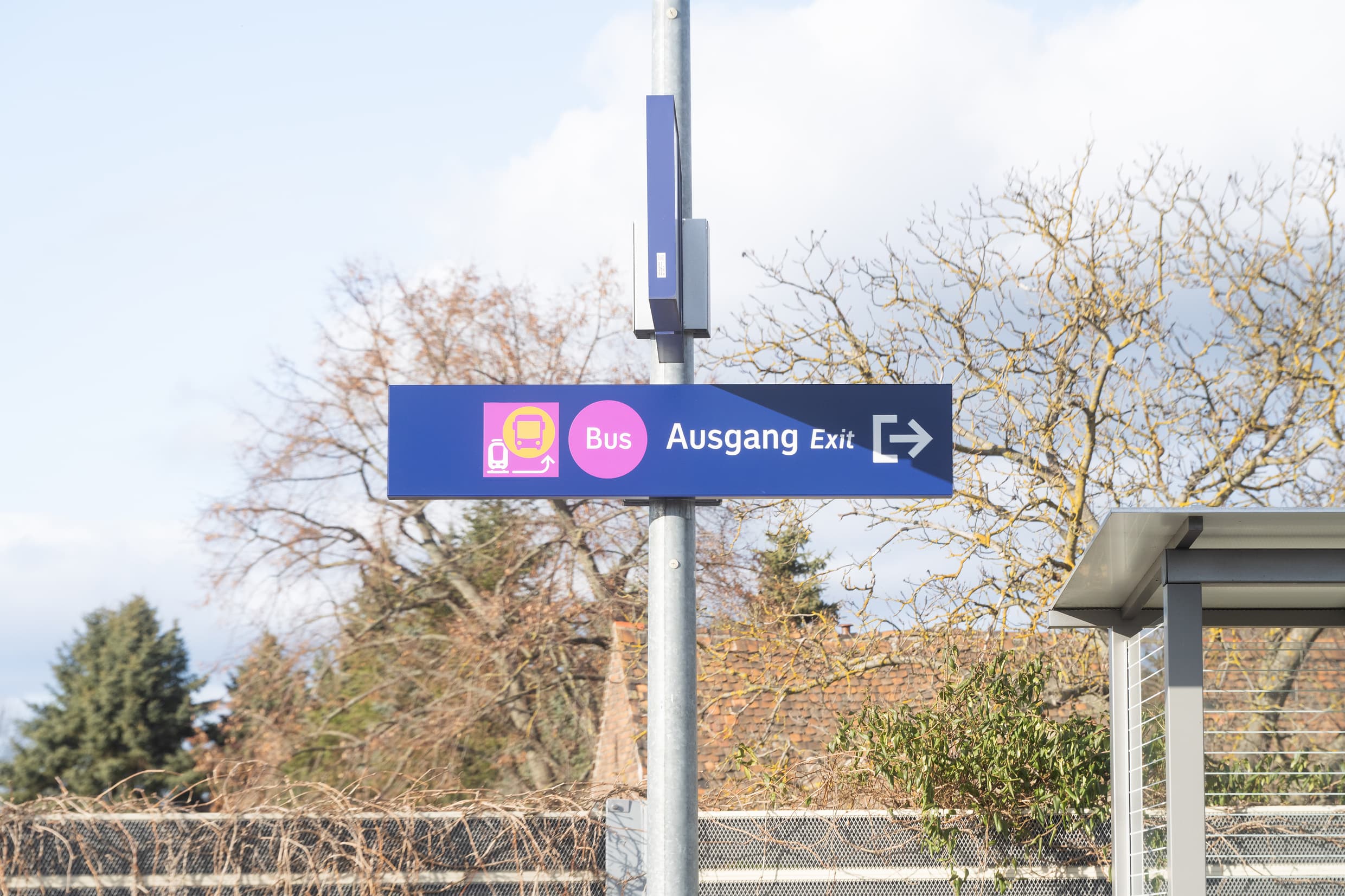 Dunkelblaues Schild mit rosafarbenen Icon für Ersatzverkehr und Bushaltestelle.