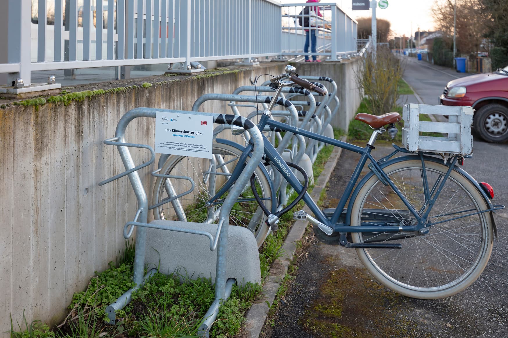 Detailaufnahme einer Fahrradabstellanlage mit geparktem Fahrrad.