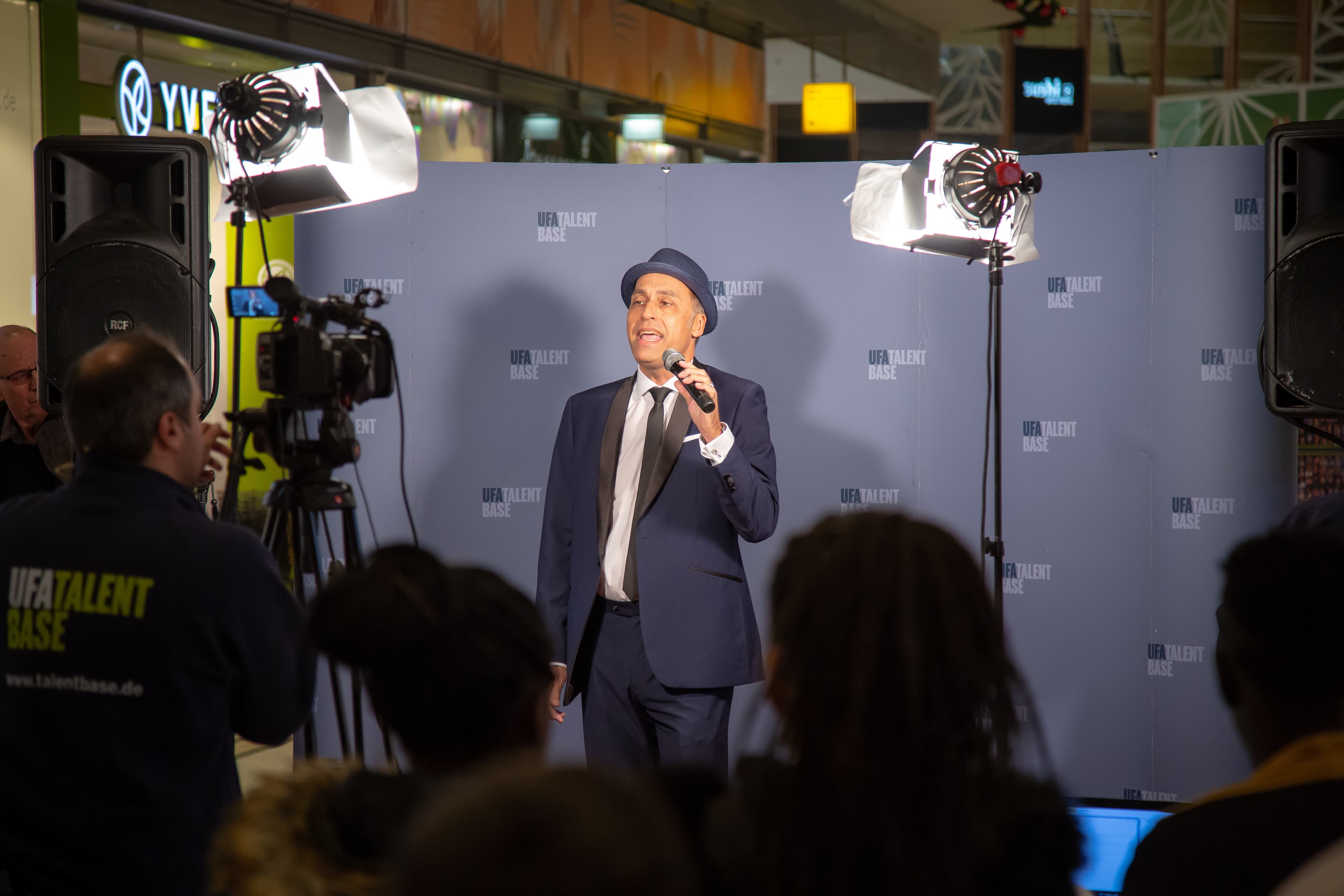Ein Mann spricht bei einem Casting in ein Mikrofon.